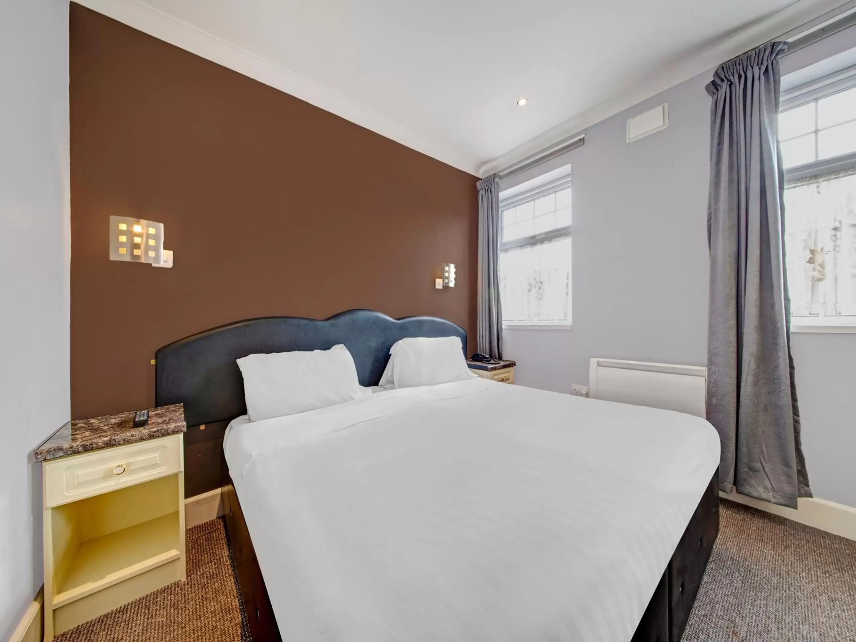 Bedroom, Bed in OYO Bostons Manor Hotel