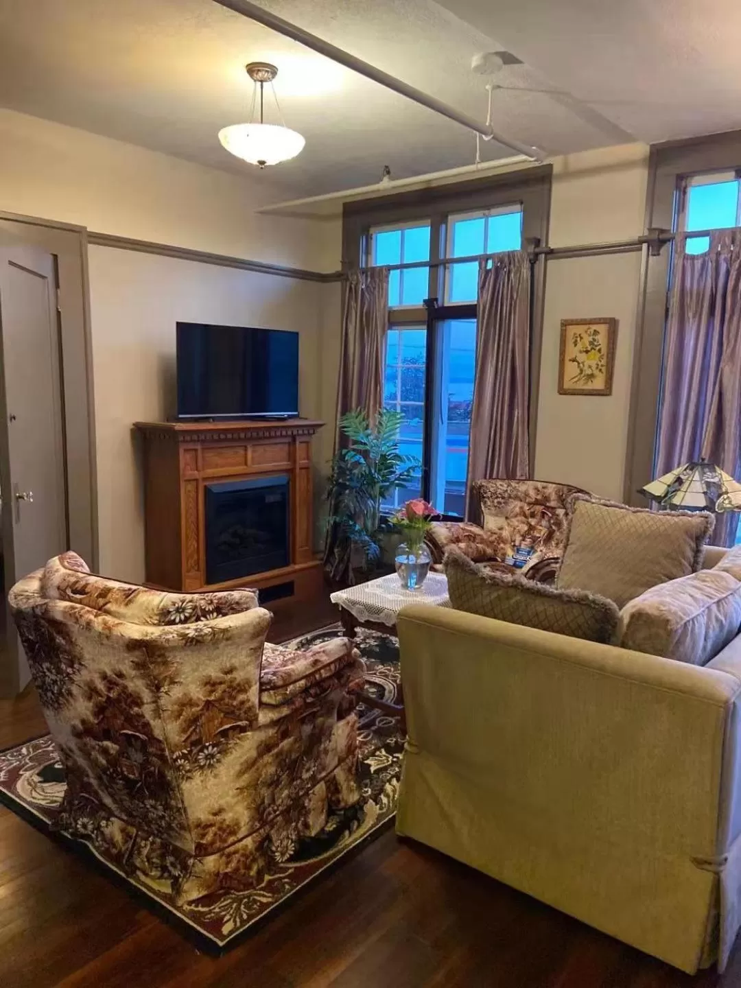 Communal lounge/ TV room in Rodmay Hotel