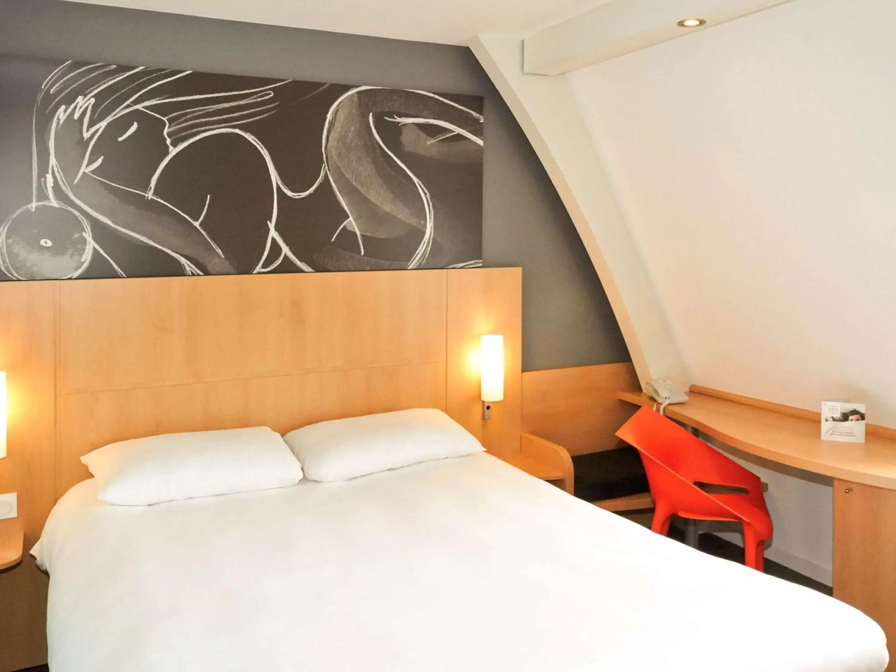 Photo of the whole room, Bed in ibis Chalon Sur Saone Nord