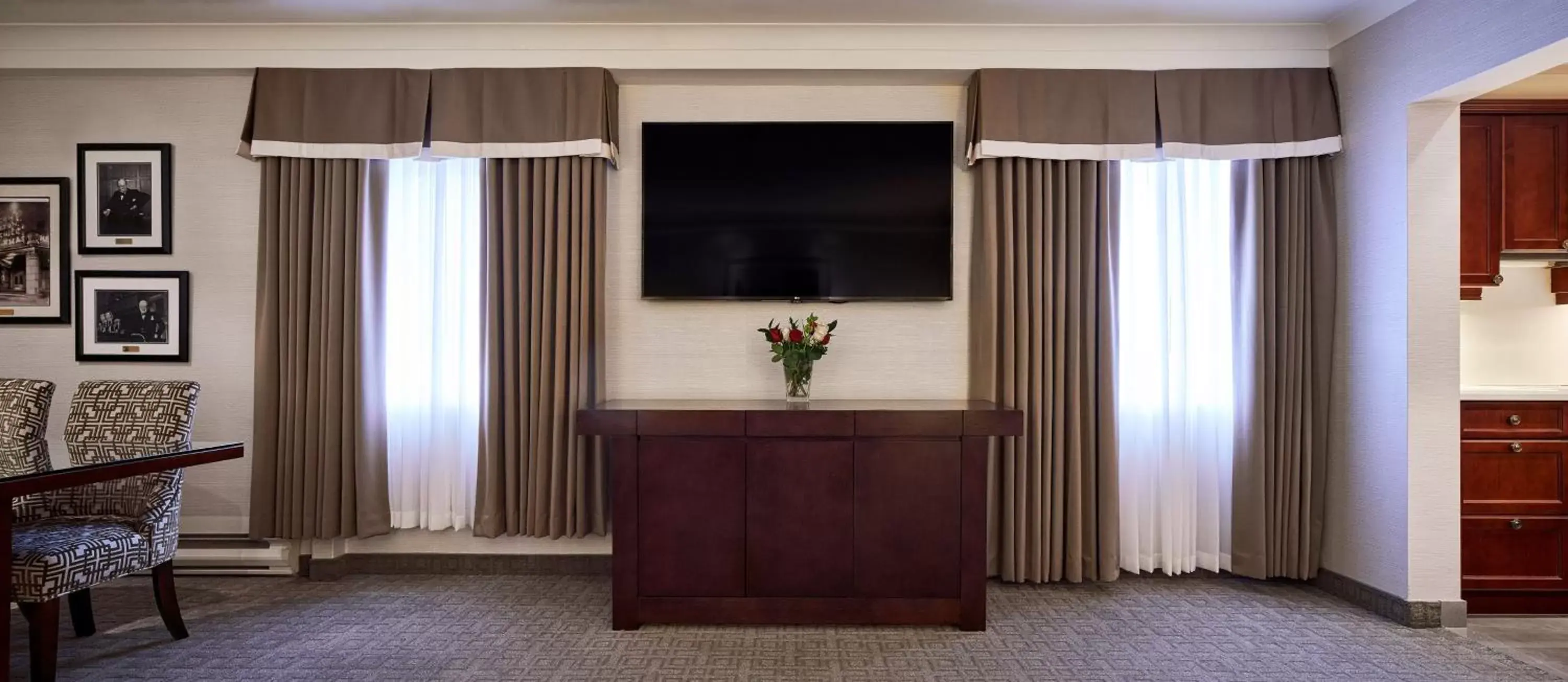 Living room, TV/Entertainment Center in Lord Elgin Hotel