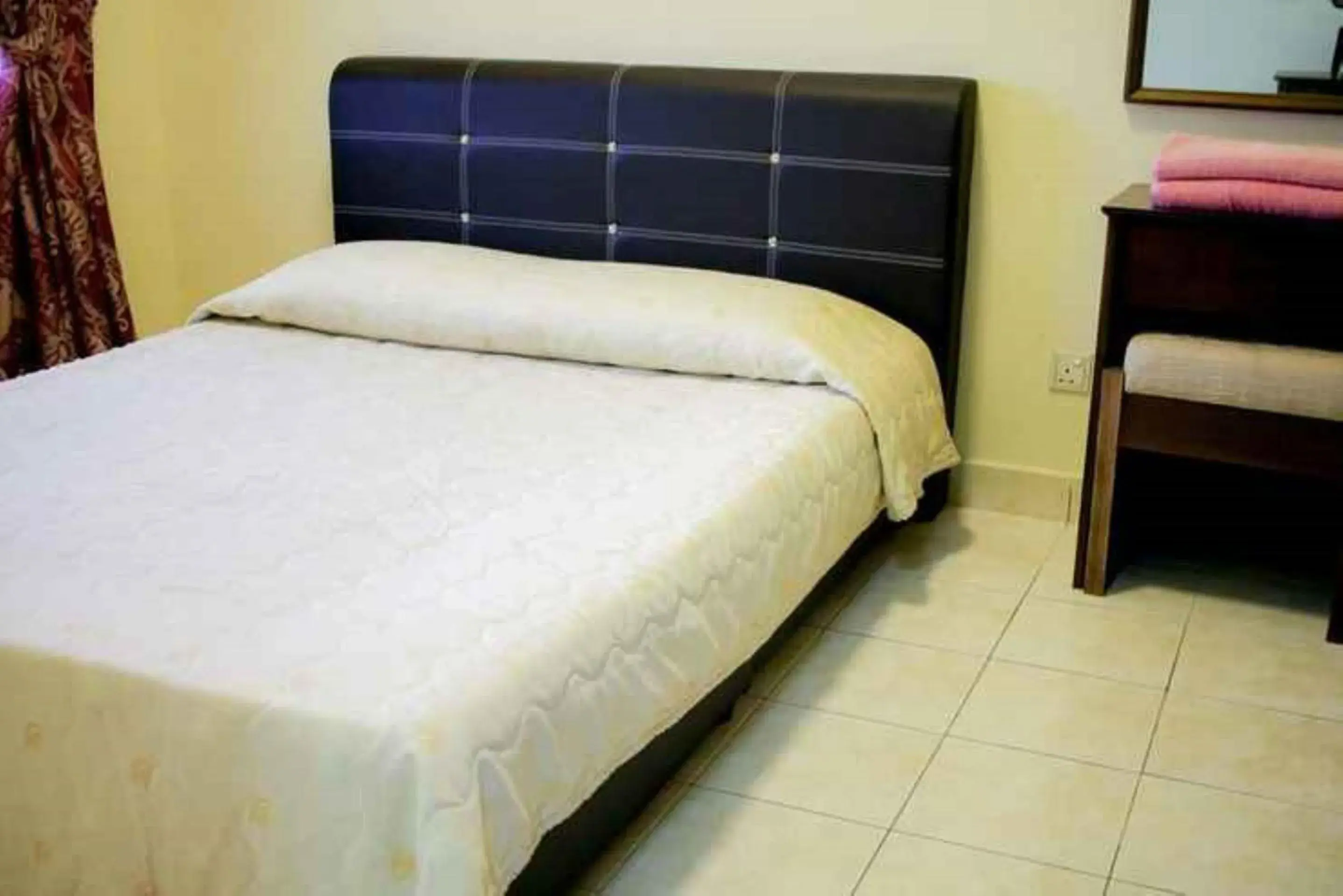 Bedroom, Bed in OYO HOME 90301 Suria Service Apartments @ Bukit Merak Laketown Resort