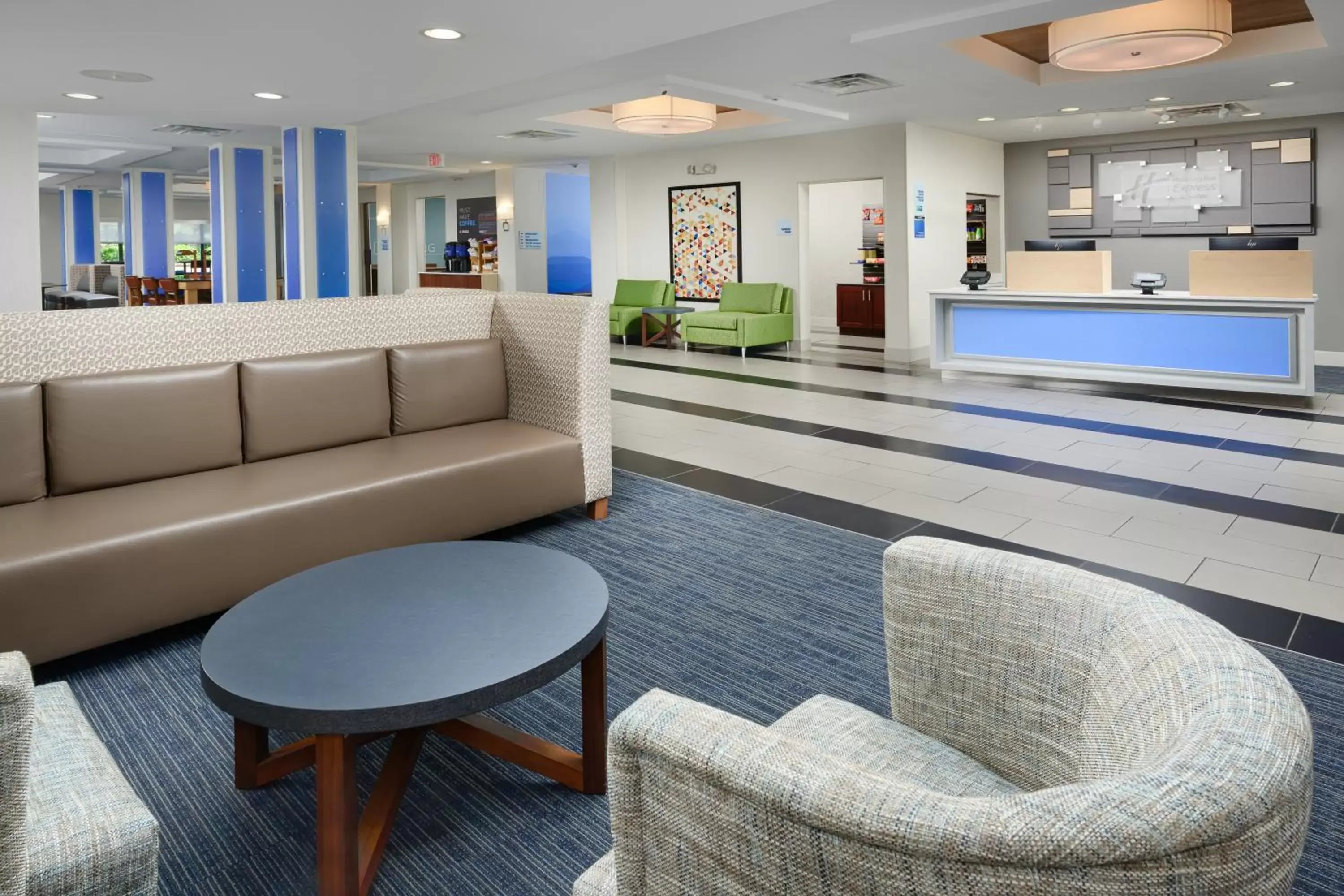 Lobby or reception, Seating Area in Holiday Inn Express - Tullahoma, an IHG Hotel