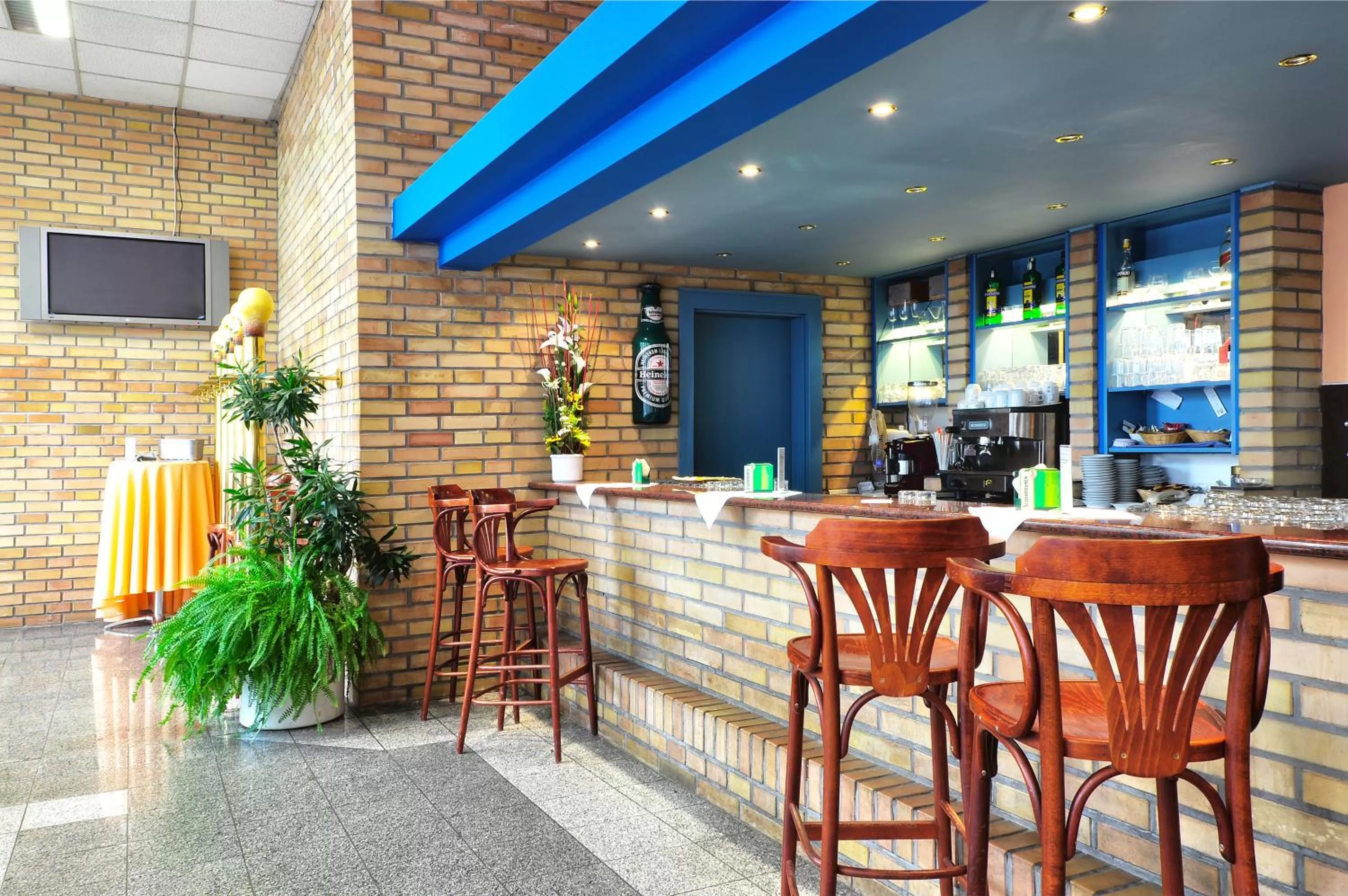 Restaurant/places to eat in Olympik Tristar