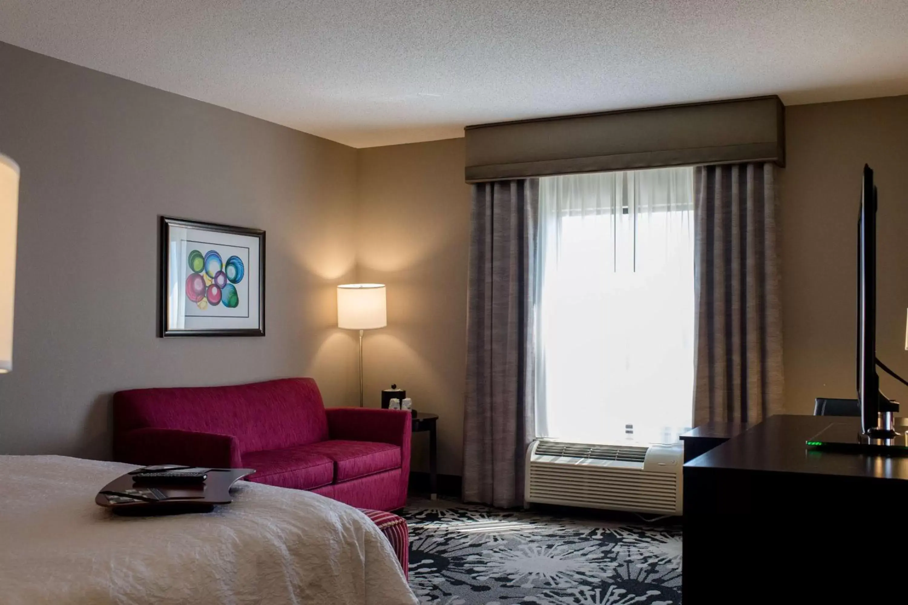 Bed, Seating Area in Hampton Inn Oxford/Conference Center