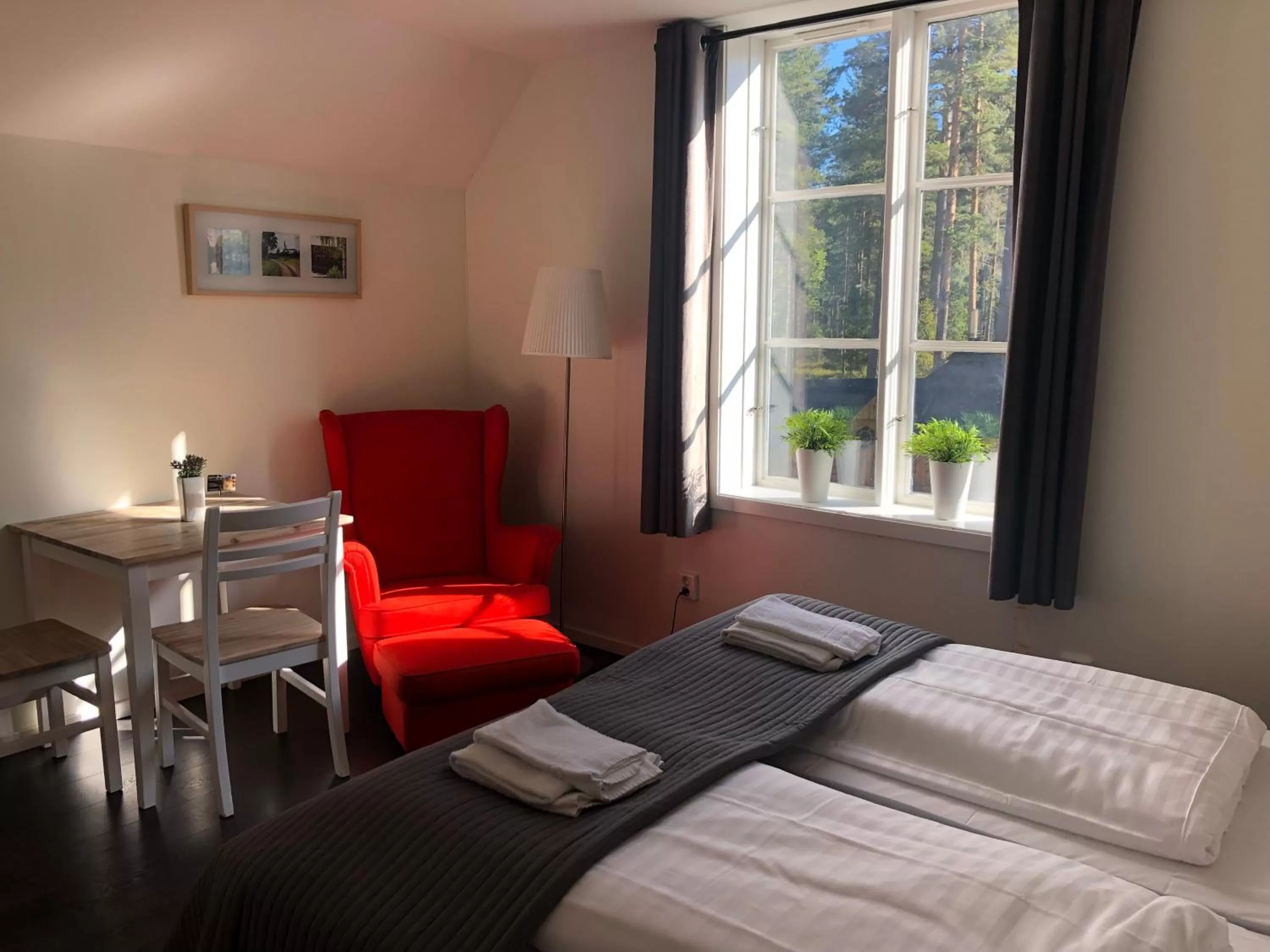 Seating area, Bed in Hedenstugan B&B Hotel