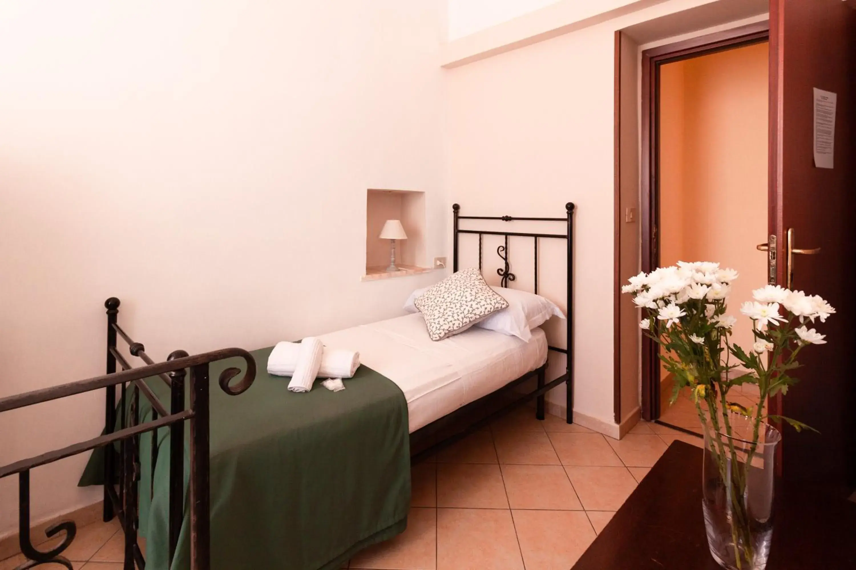 Bathroom, Bed in Hotel Concordia