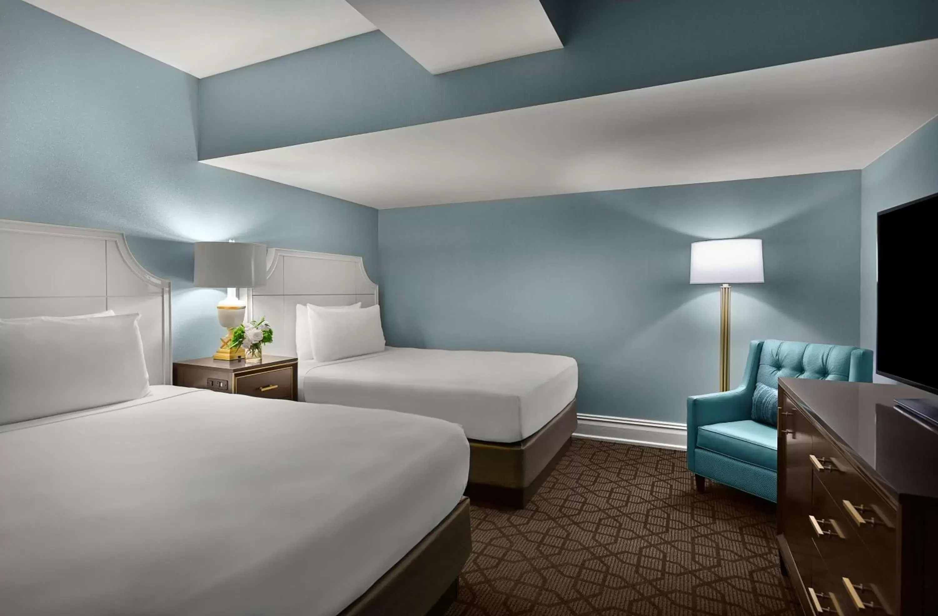 Photo of the whole room, Bed in The Royal Sonesta Chase Park Plaza St Louis