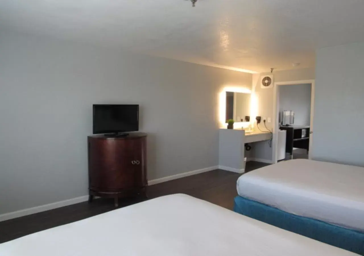 Bedroom, Bed in Capri Suites Anaheim