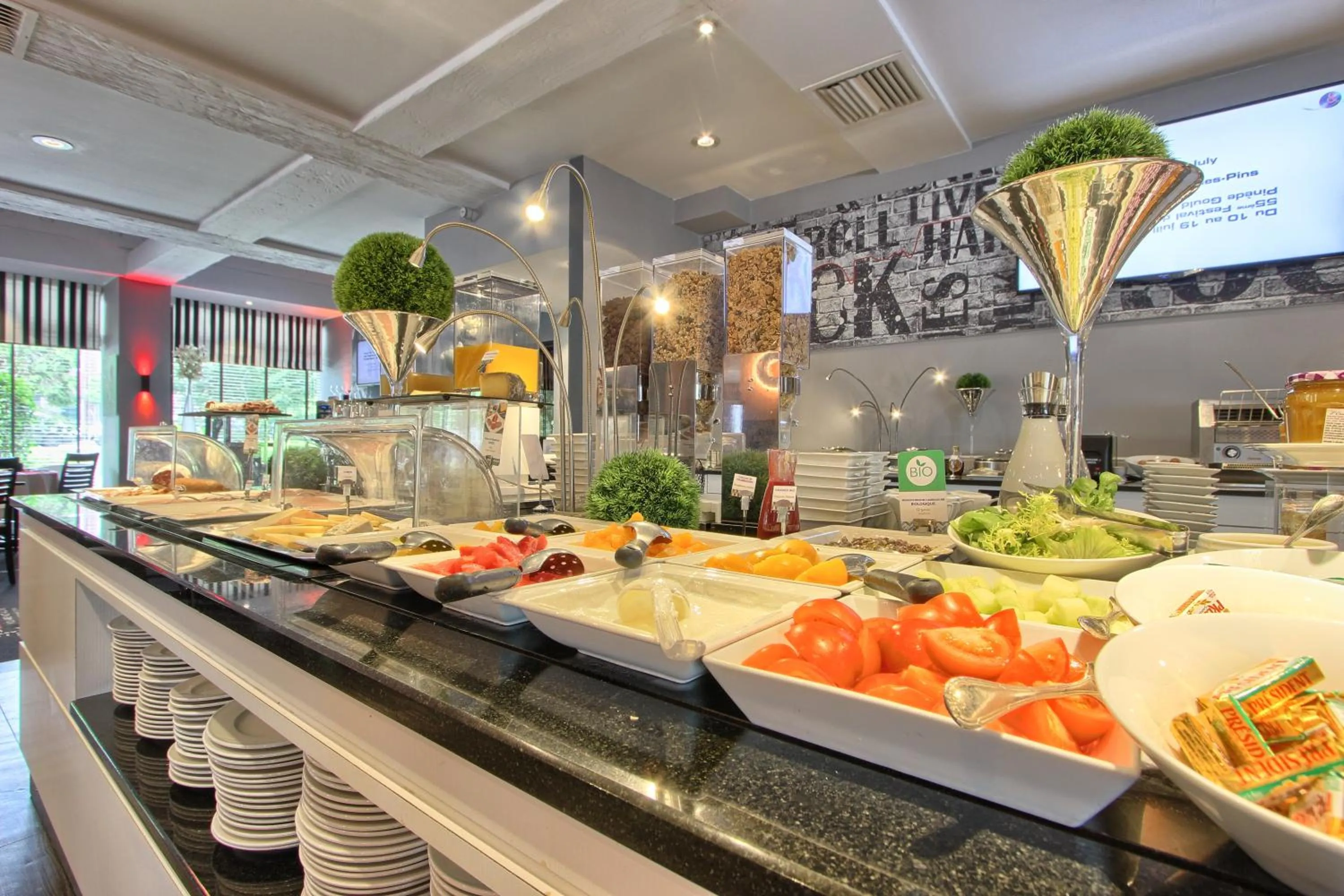 Restaurant/places to eat in Mercure Paris Velizy