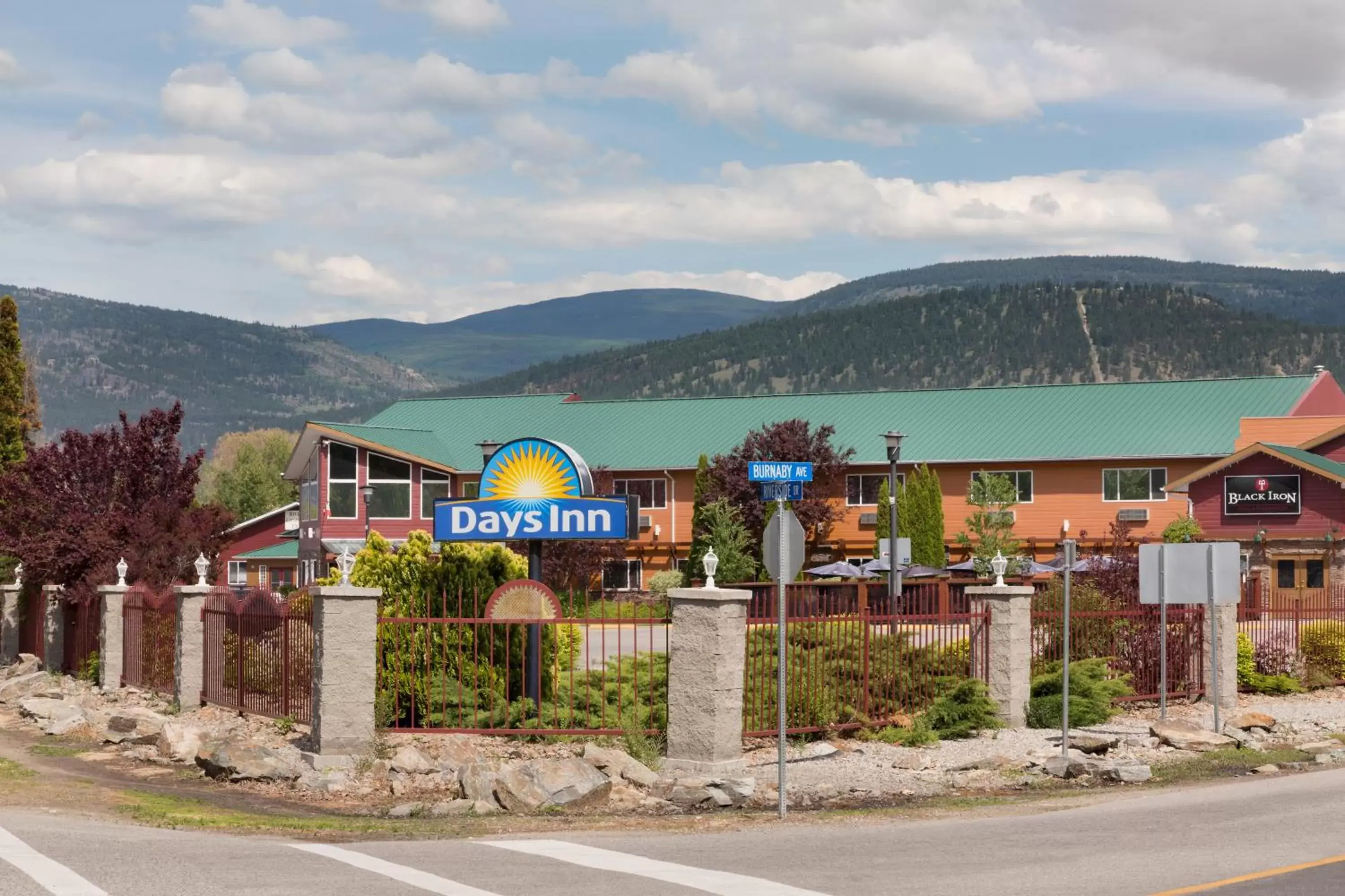 Facade/entrance in Days Inn by Wyndham Penticton Conference Centre