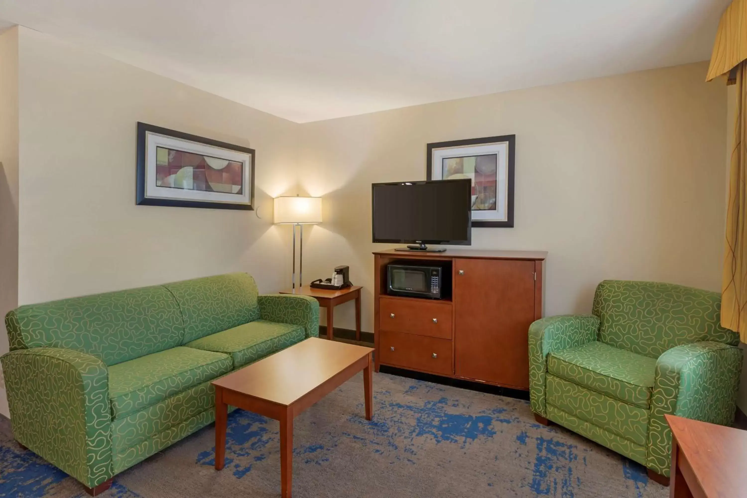 Bedroom, Seating Area in Best Western Plus Altoona Inn