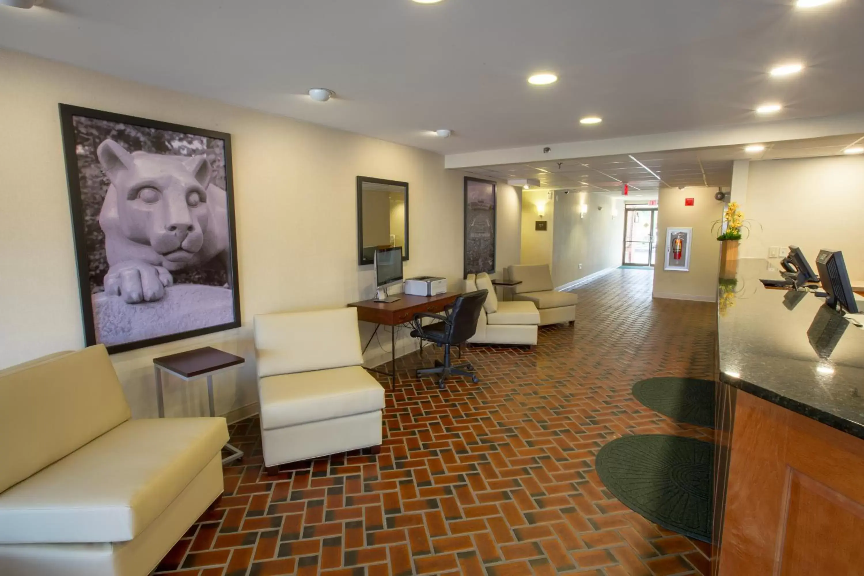 Lobby or reception in Super 8 by Wyndham State College