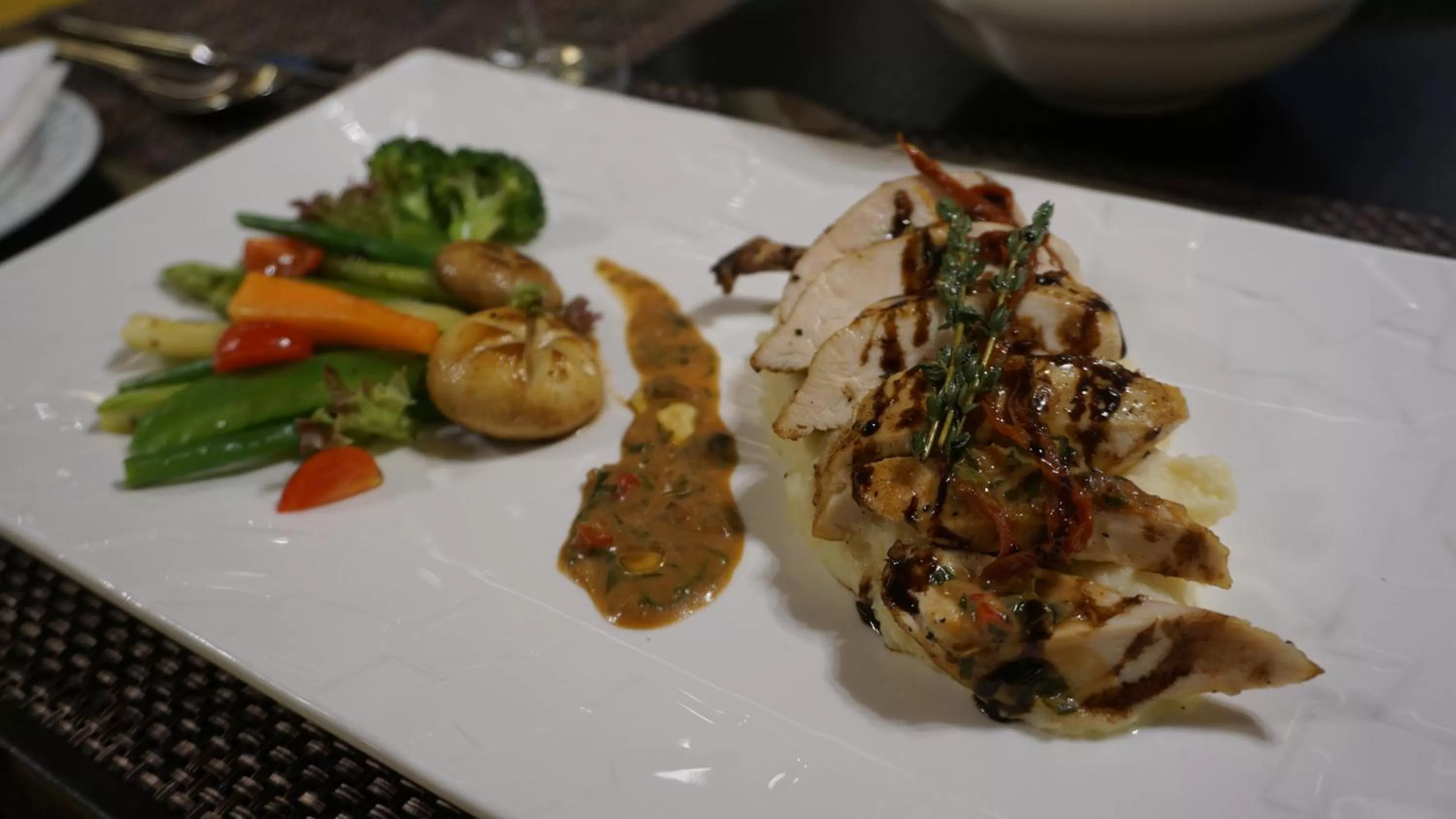 Food and drinks in Al Kout Beach Hotel