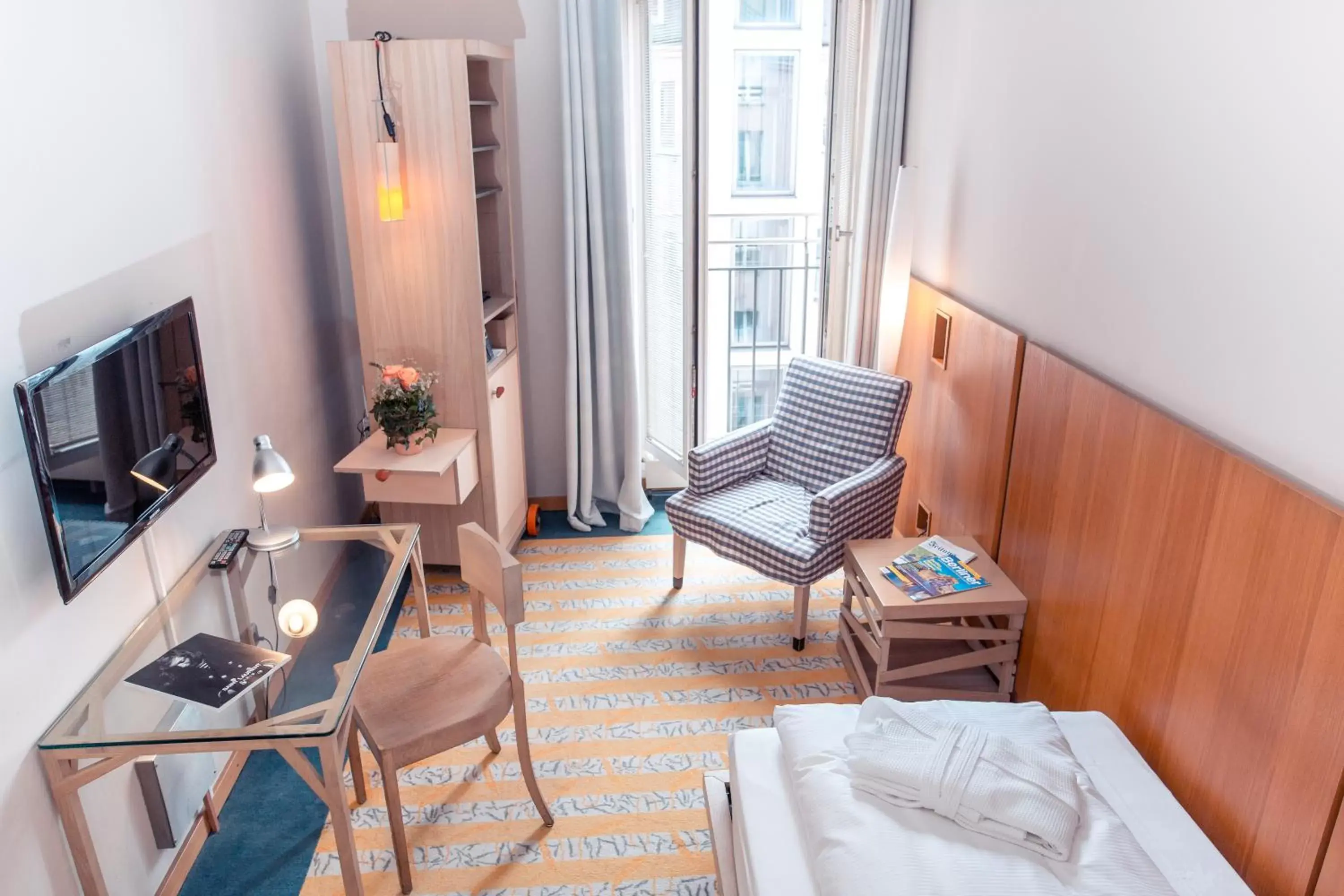 Bed, Seating Area in Hotel Bleibtreu Berlin by Golden Tulip