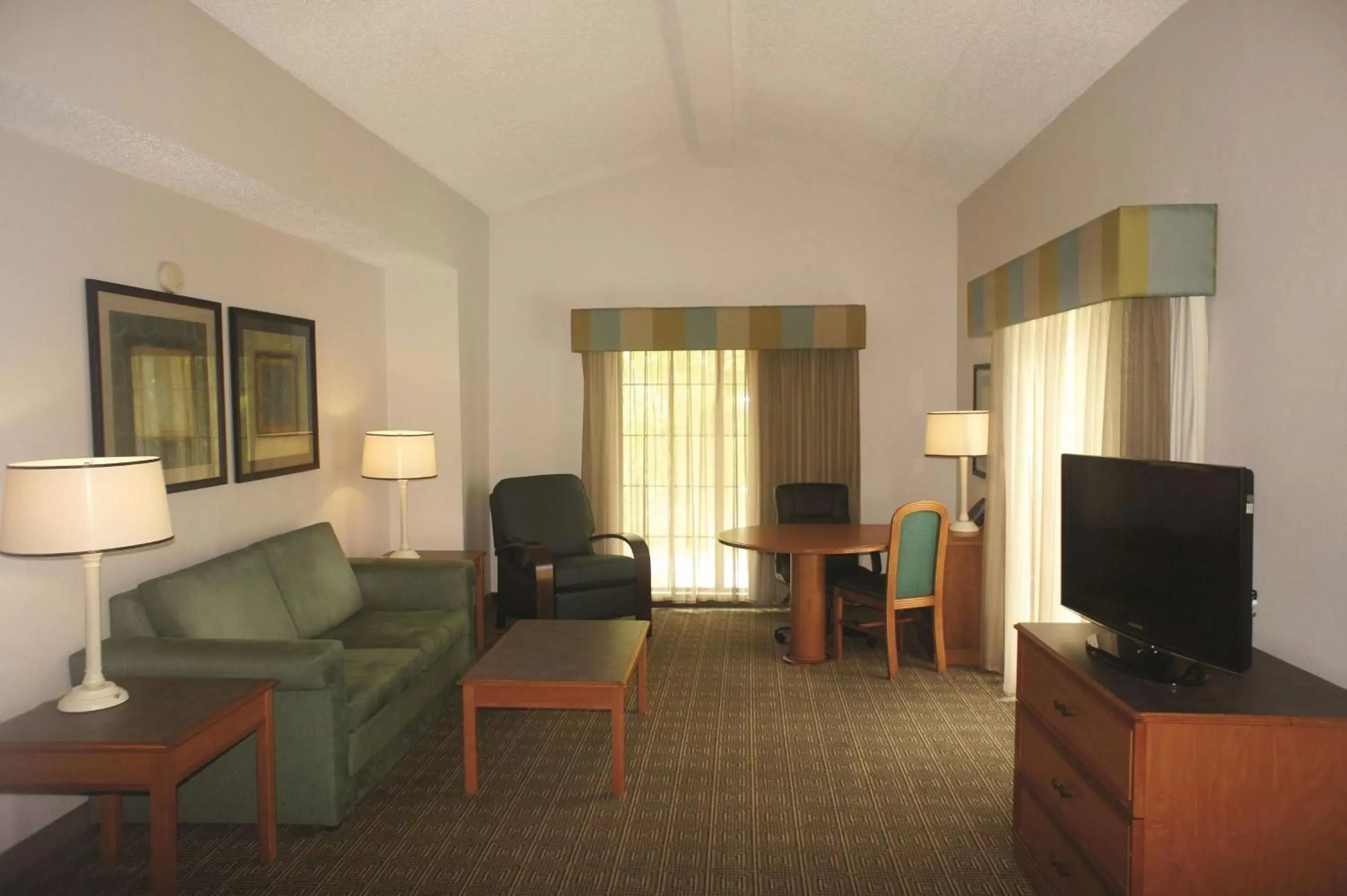 Photo of the whole room, Seating Area in La Quinta Inn by Wyndham Tallahassee North
