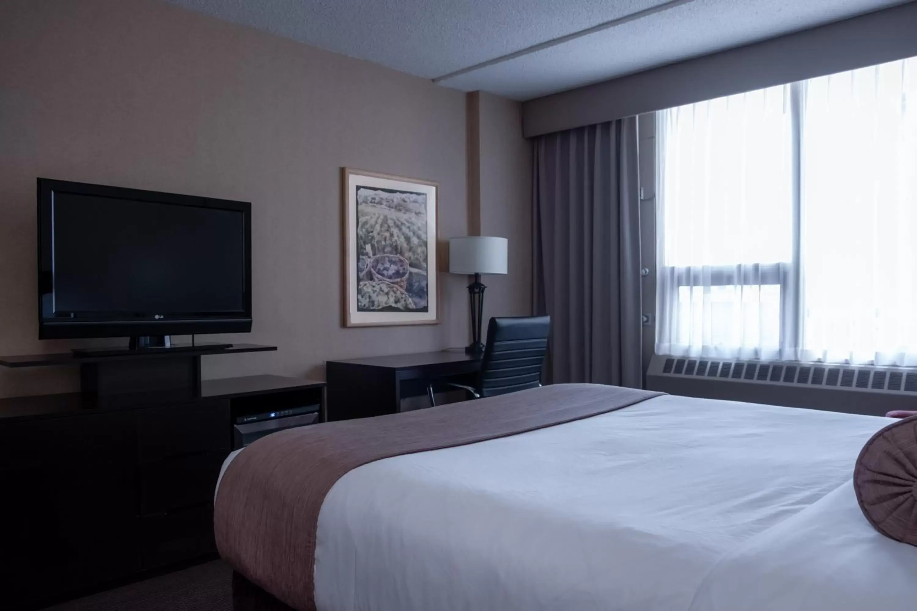 Bedroom, Bed in Ramada Plaza by Wyndham Calgary Downtown