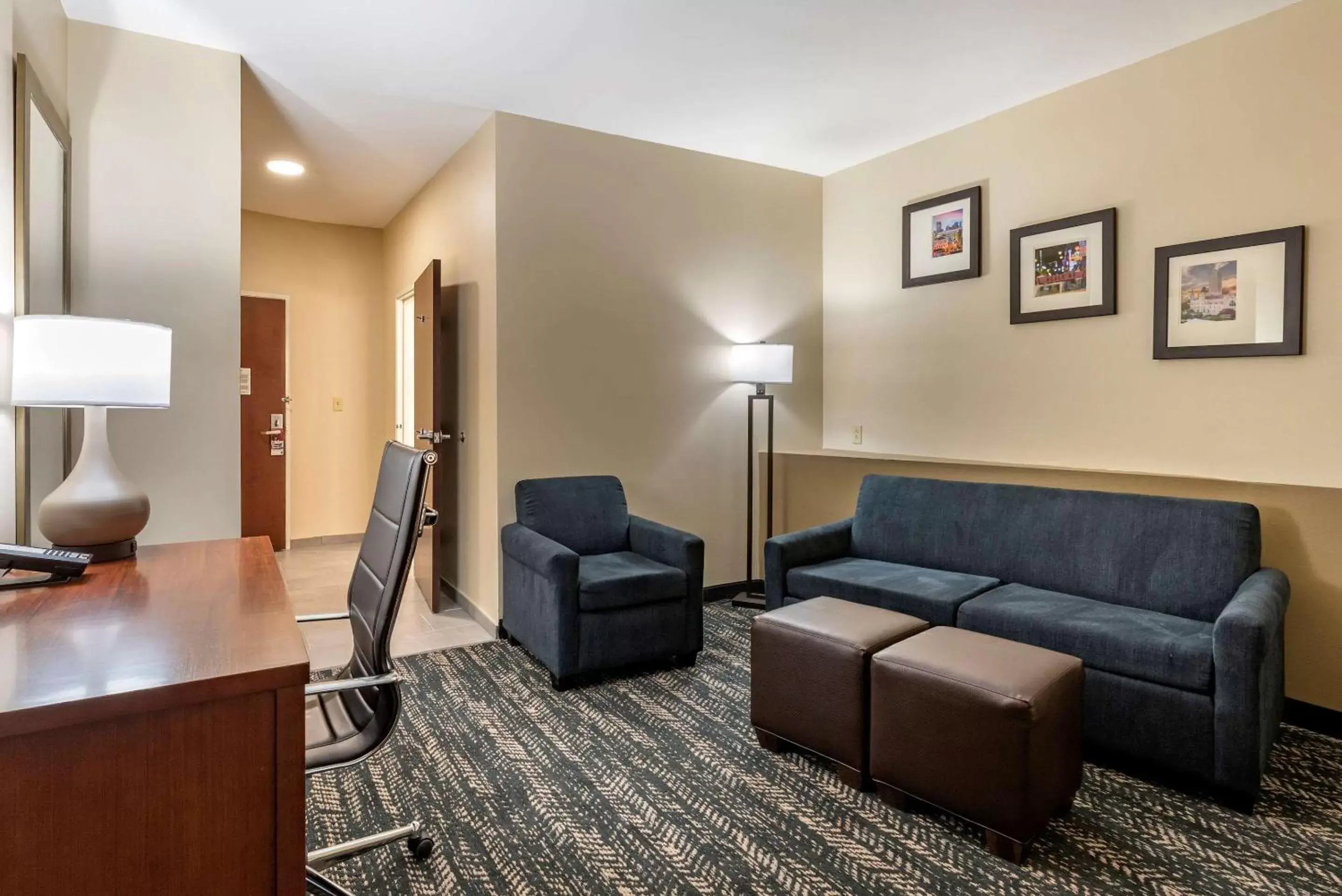 Photo of the whole room, Seating Area in Comfort Suites West Memphis I-40 I-55