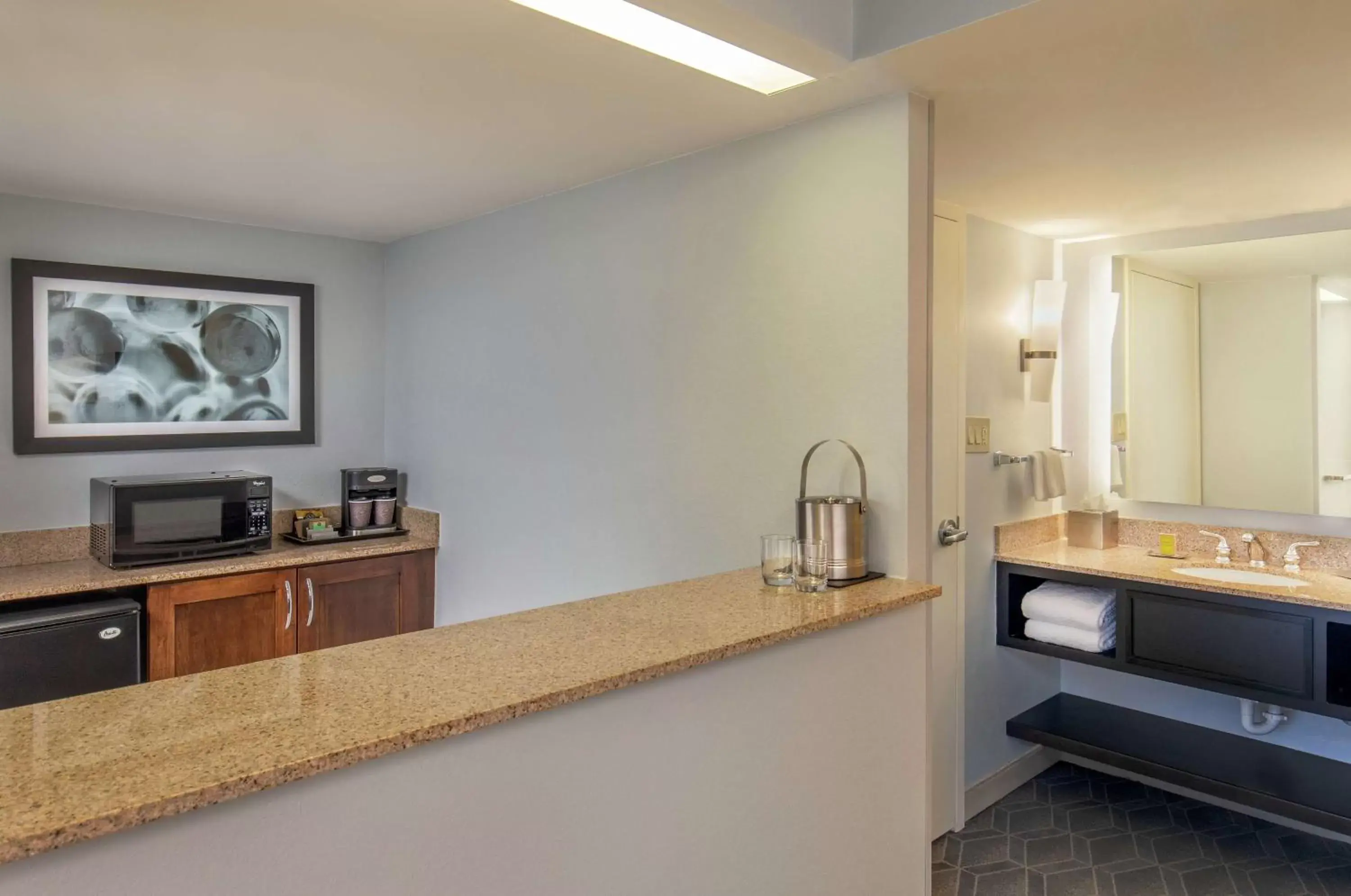 Kitchen or kitchenette, Bathroom in DoubleTree by Hilton Columbia