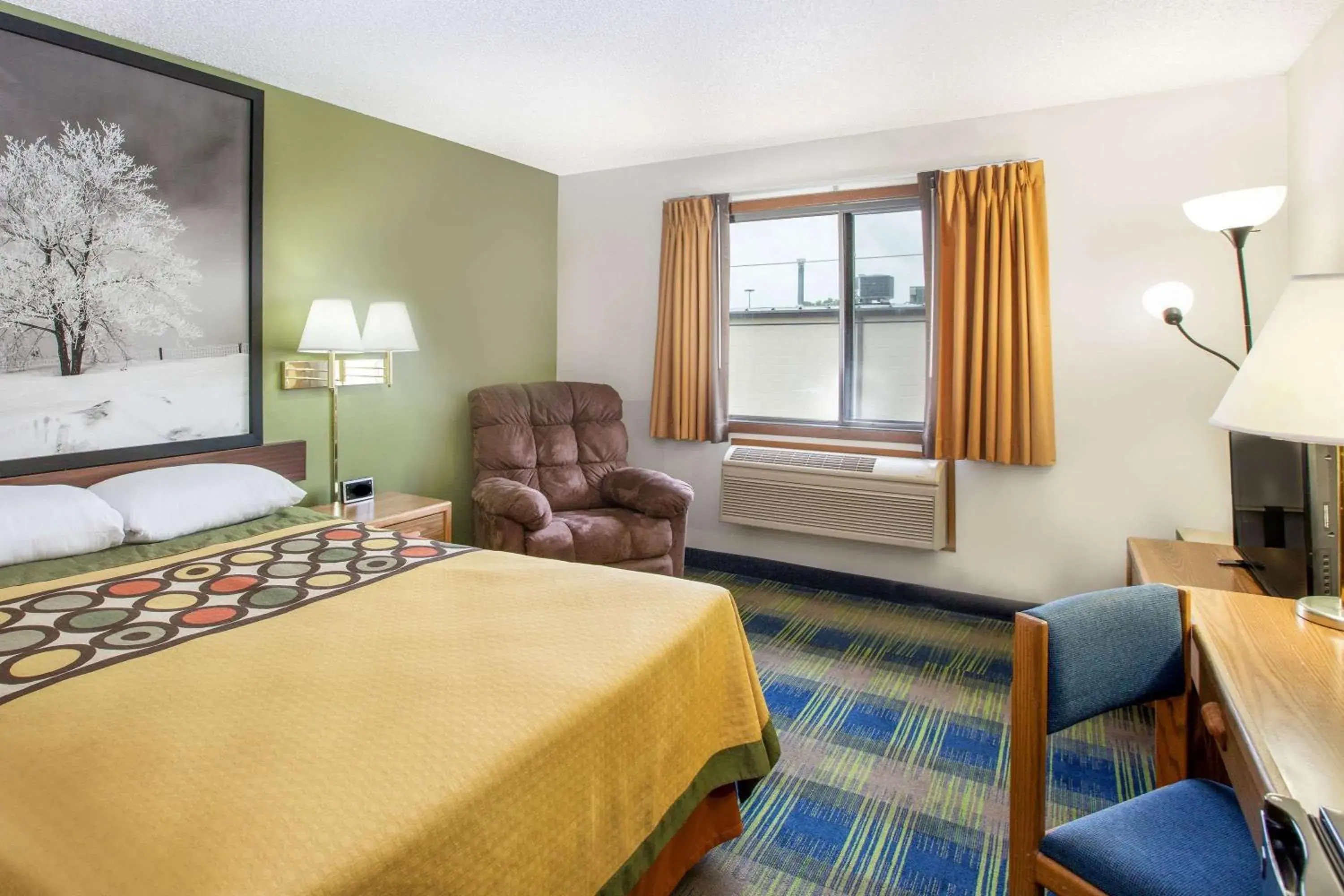 Photo of the whole room in Super 8 by Wyndham Columbus