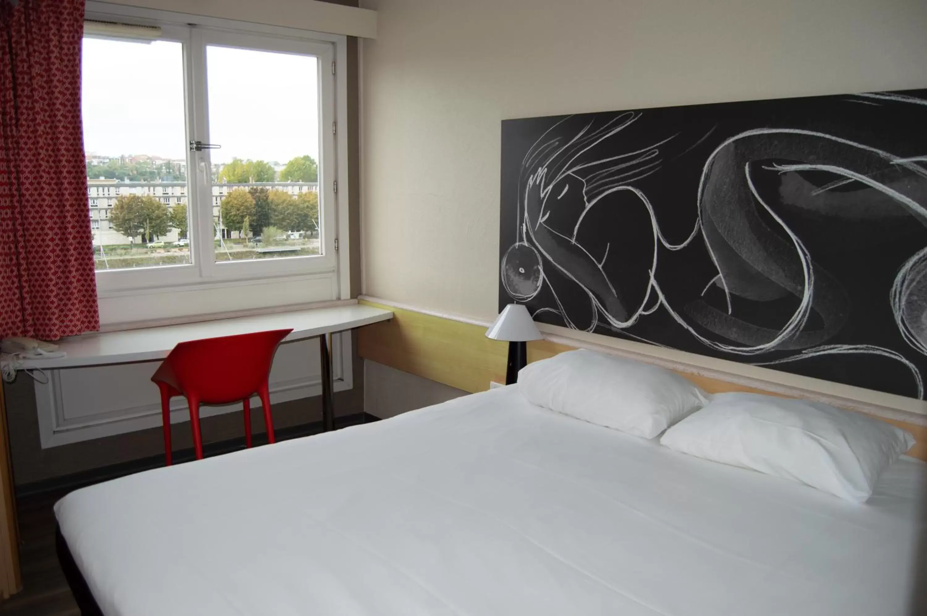Photo of the whole room, Bed in ibis Boulogne sur Mer Centre les Ports