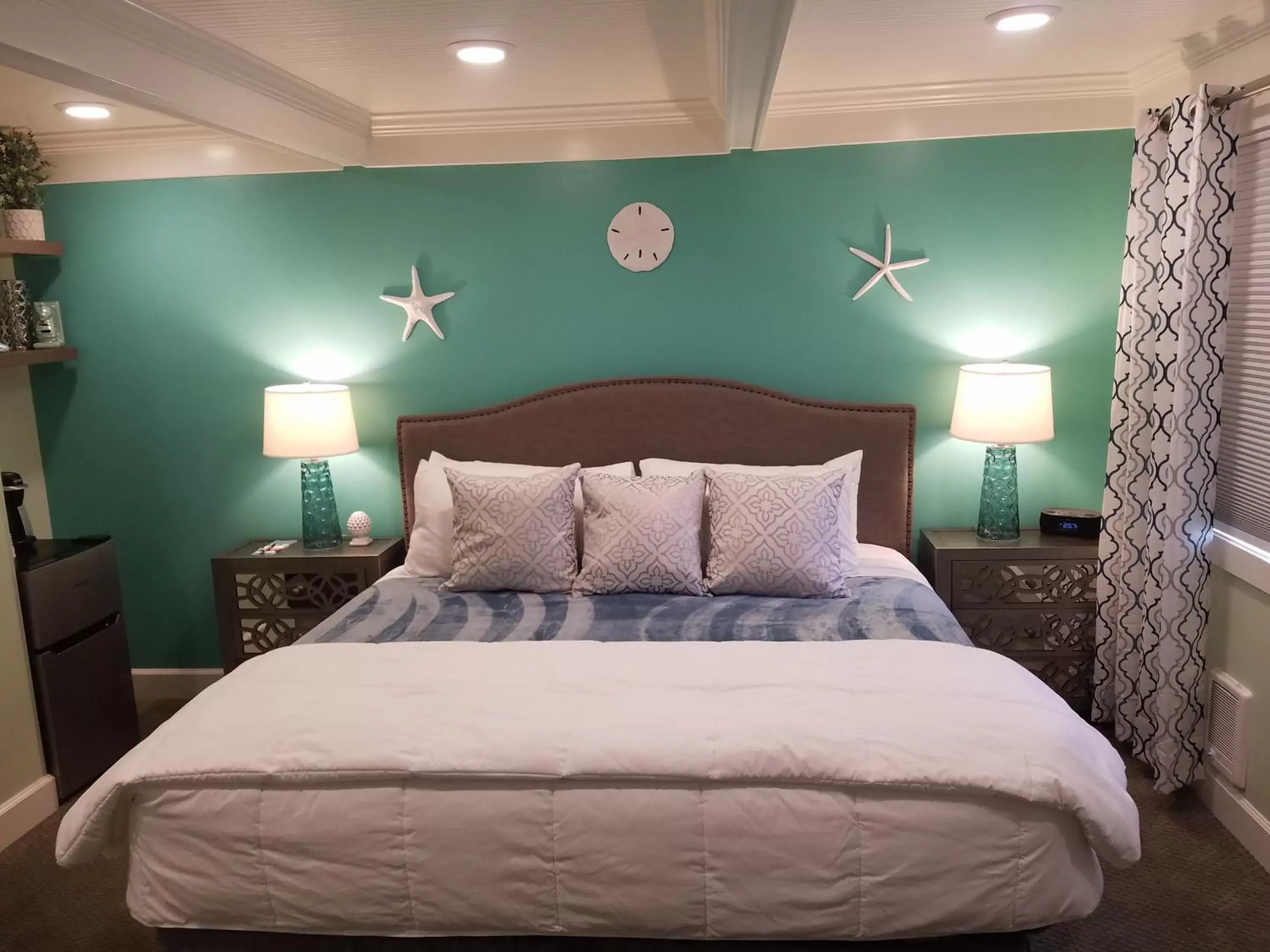 Bed in The Seaside Oceanfront Inn