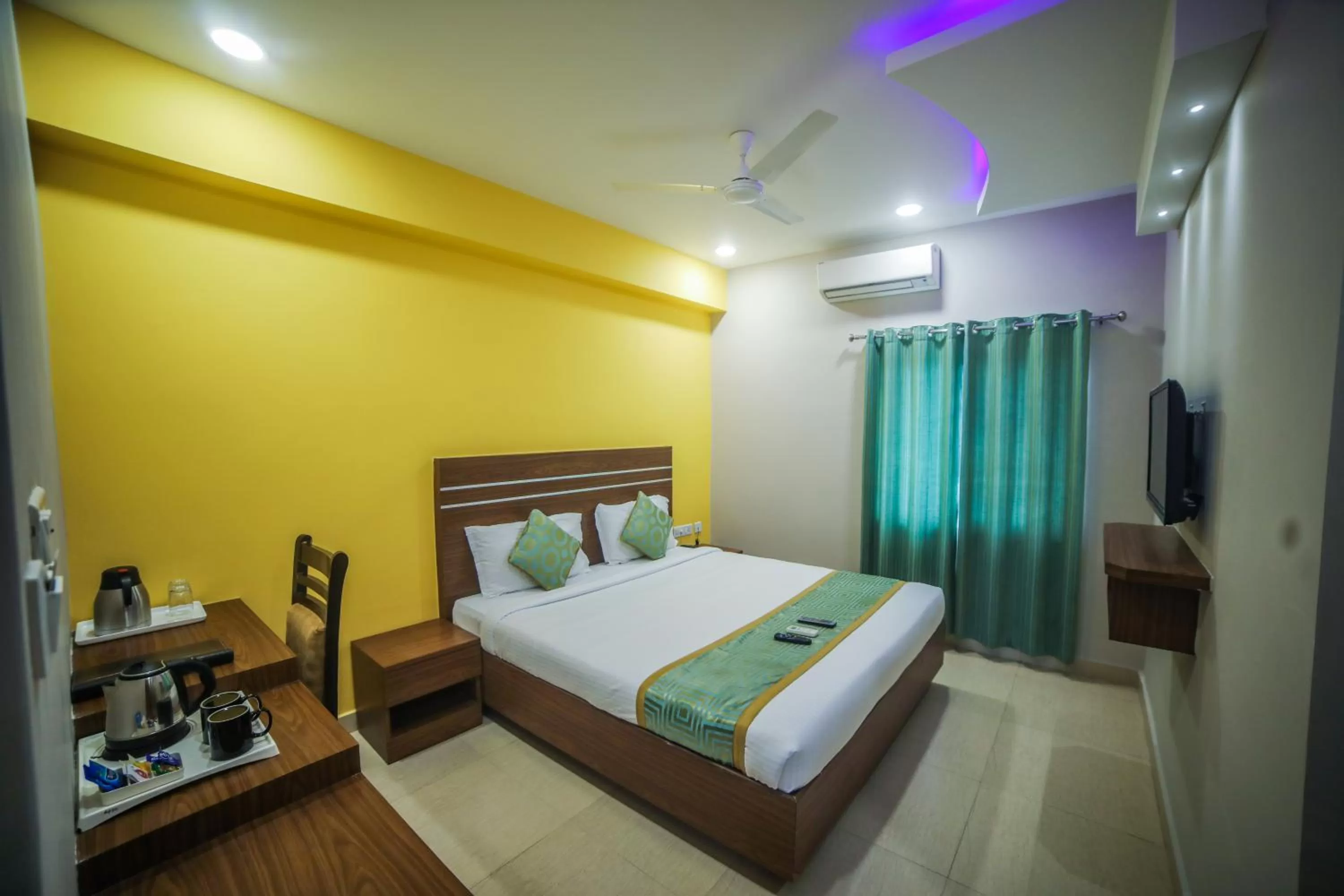 Photo of the whole room, Bed in Hotel Golden Leaves