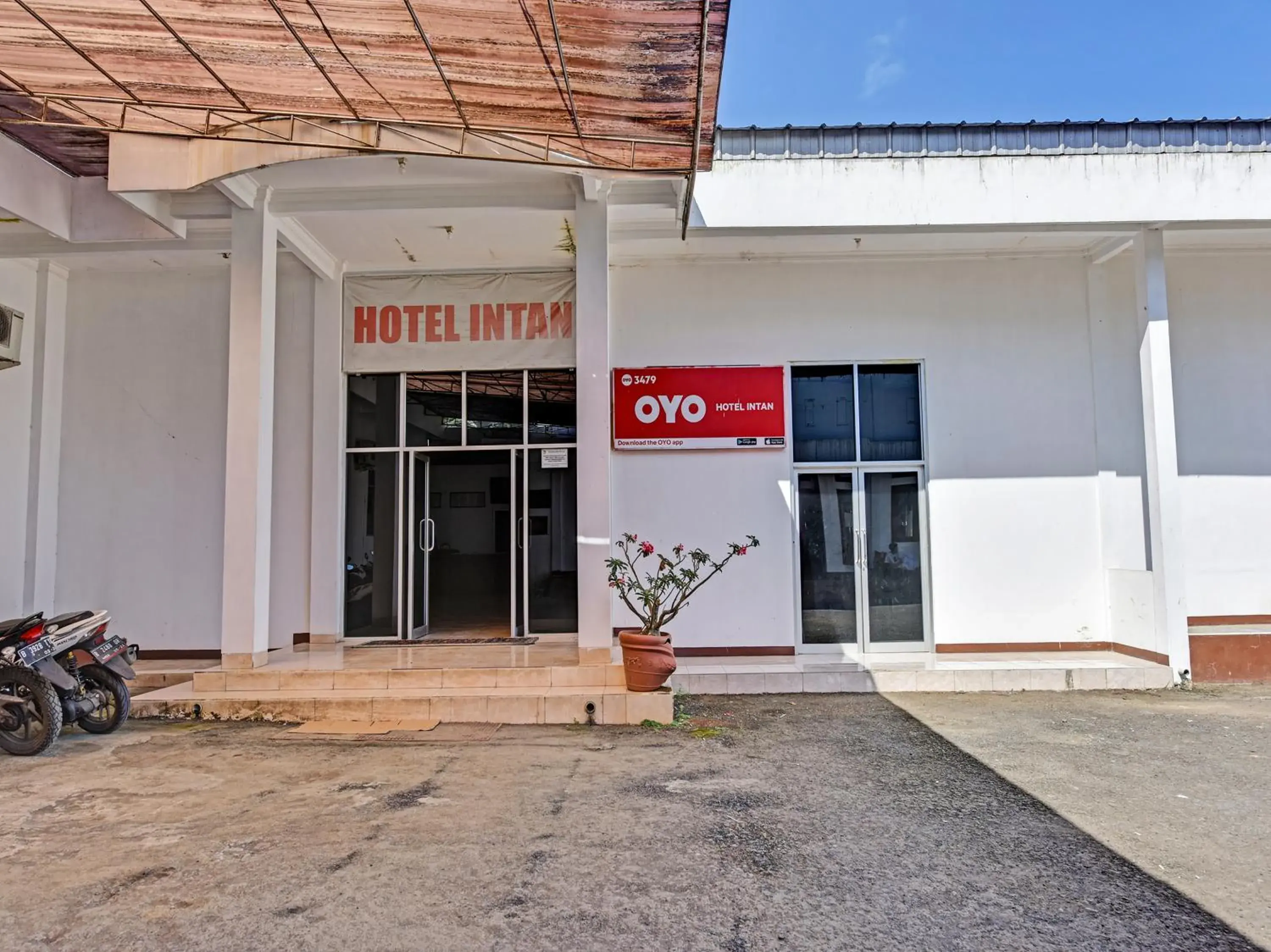 Facade/entrance in OYO 3479 Hotel Intan