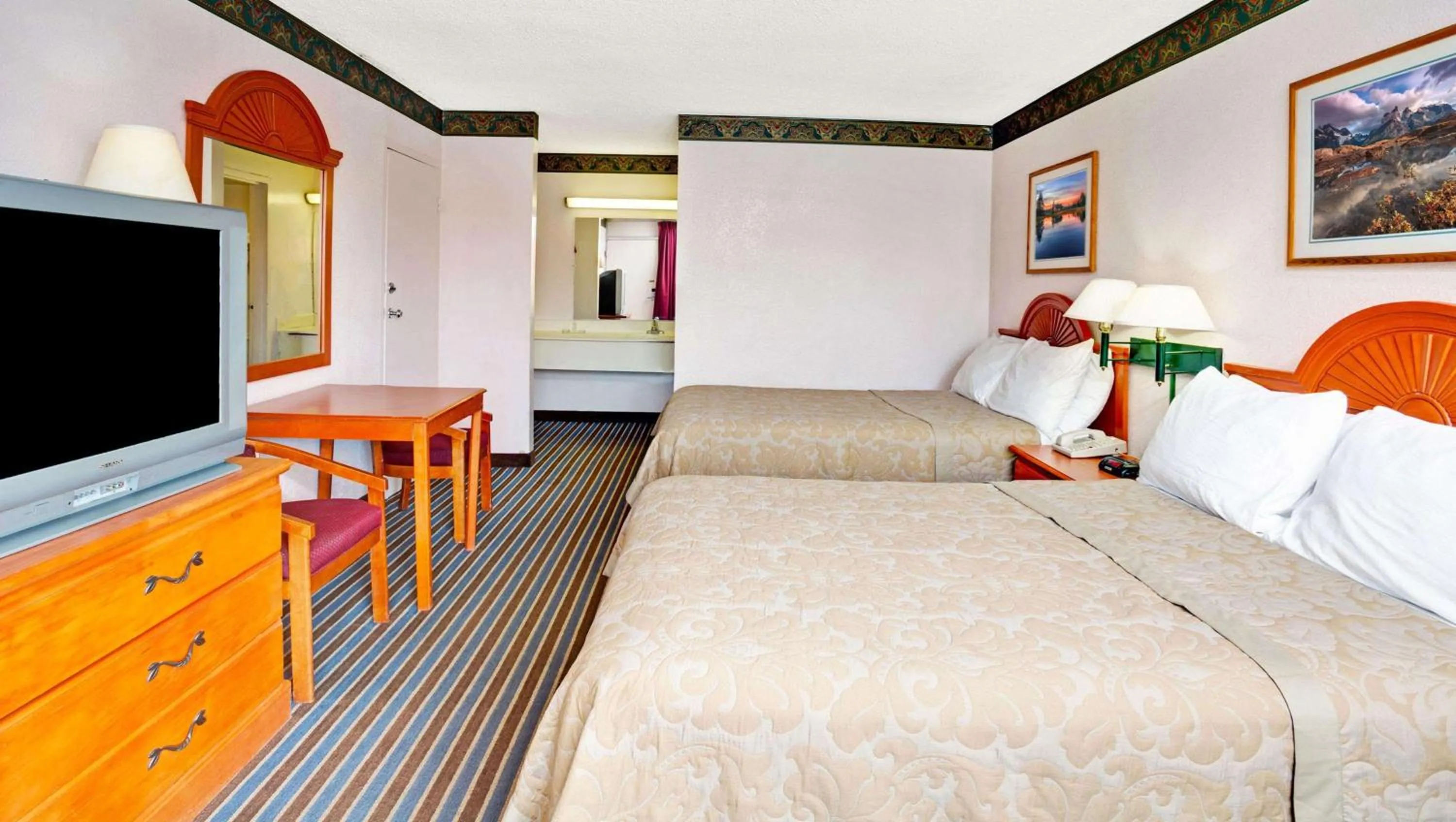 Photo of the whole room, Bed in Magnuson Hotel Jacksonville Downtown