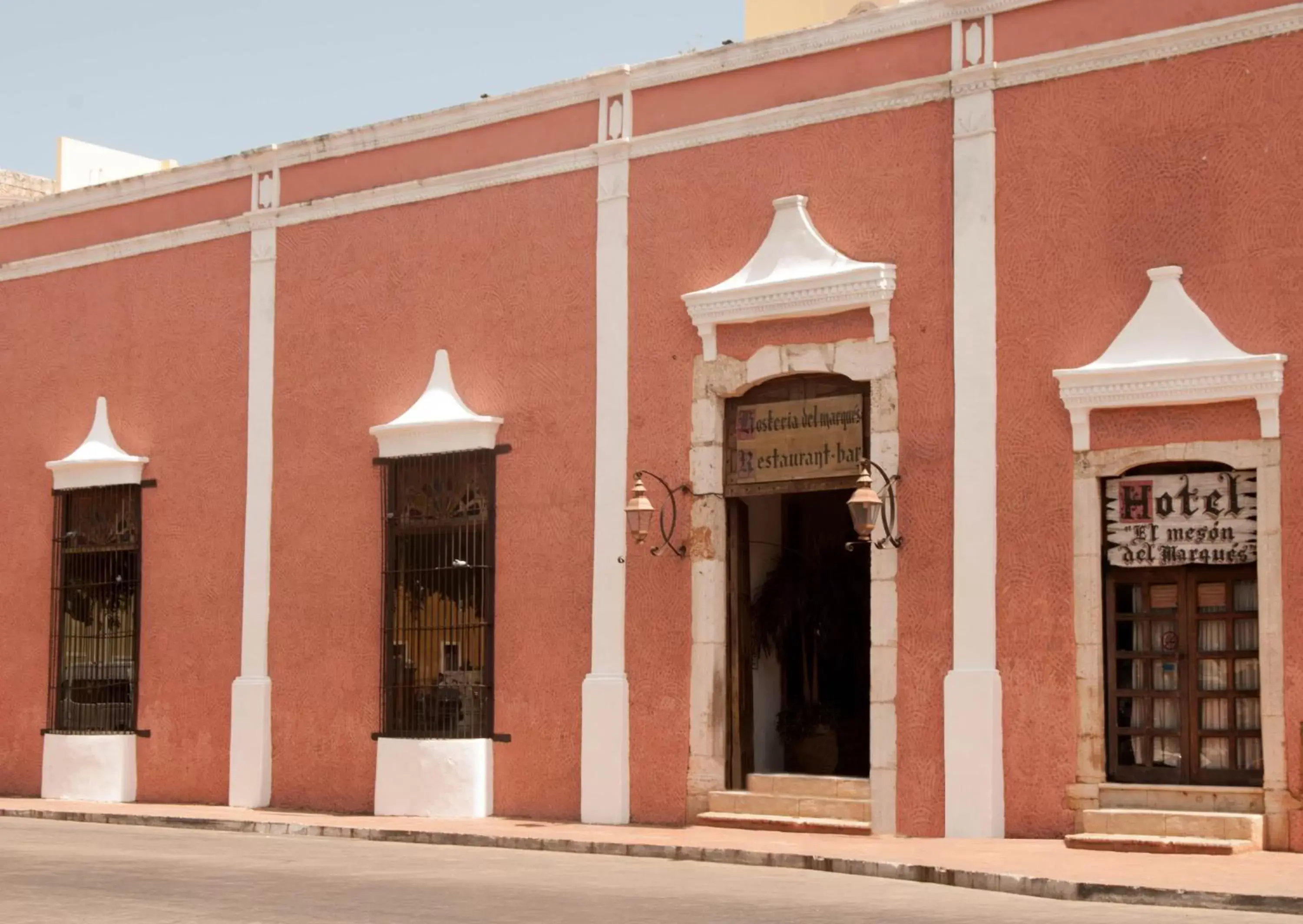 Facade/entrance in Hotel Meson del Marques