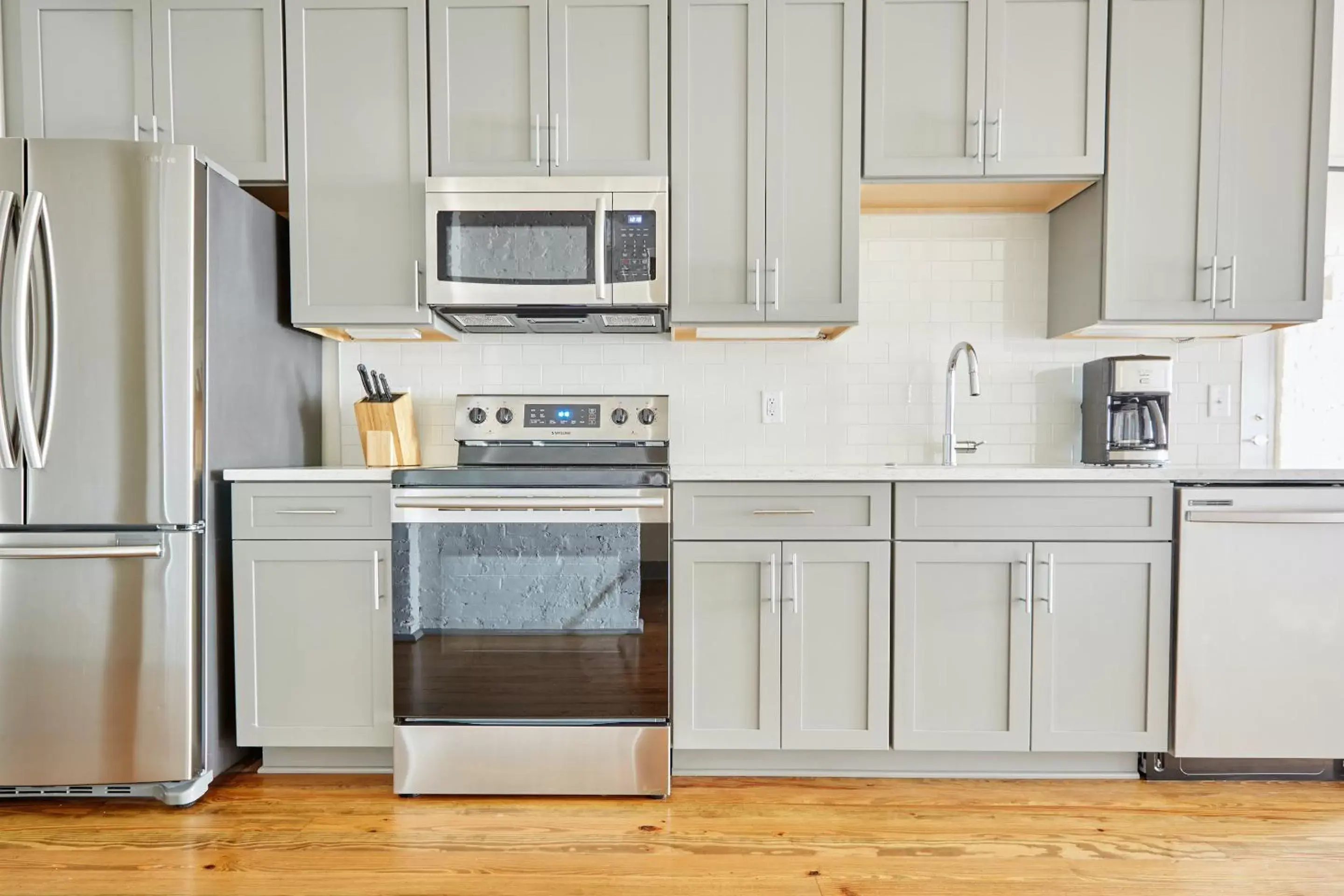 Living room, Kitchen/Kitchenette in Sonder Ellis Square