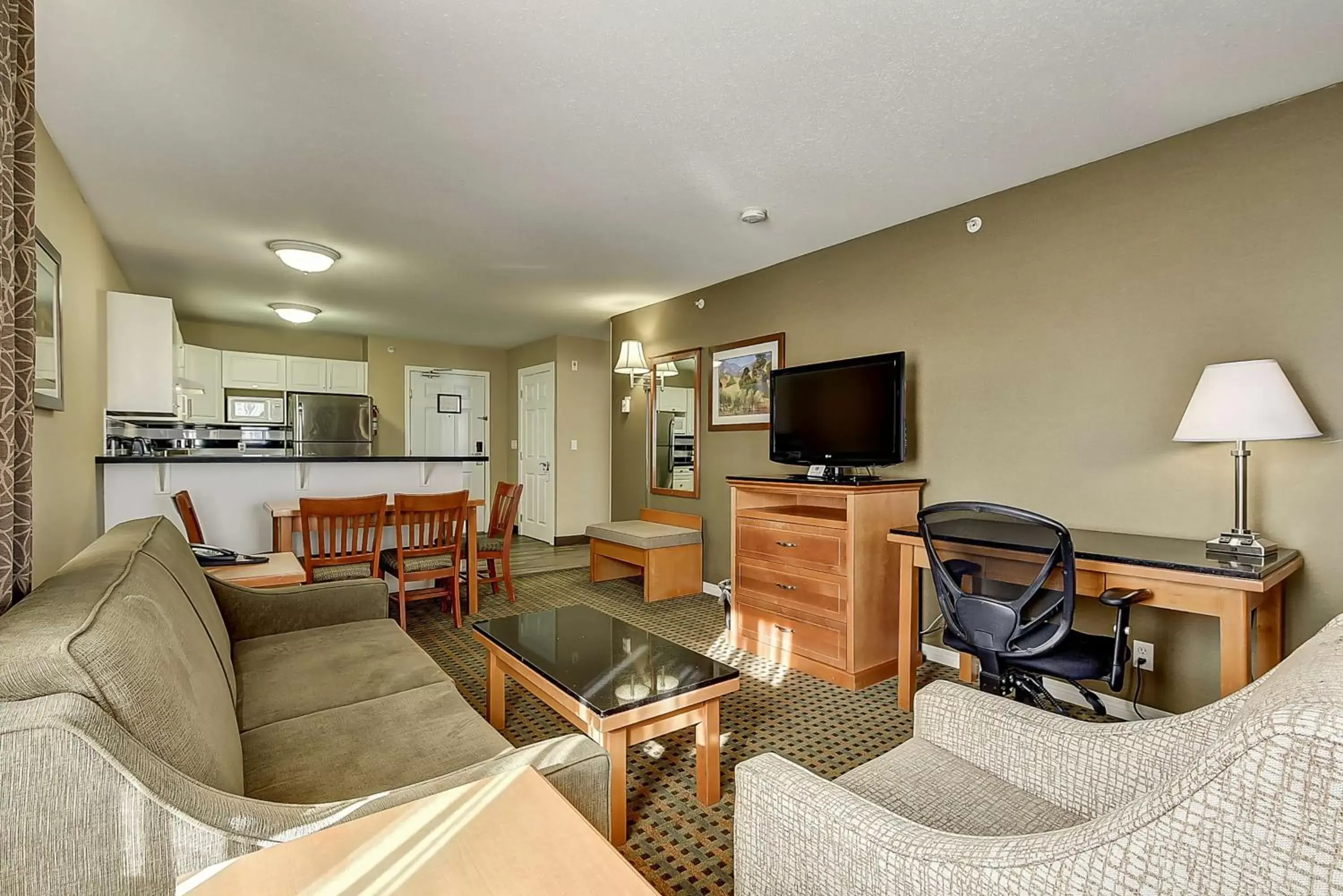 Photo of the whole room, Seating Area in Best Western Plus Osoyoos Hotel & Suites