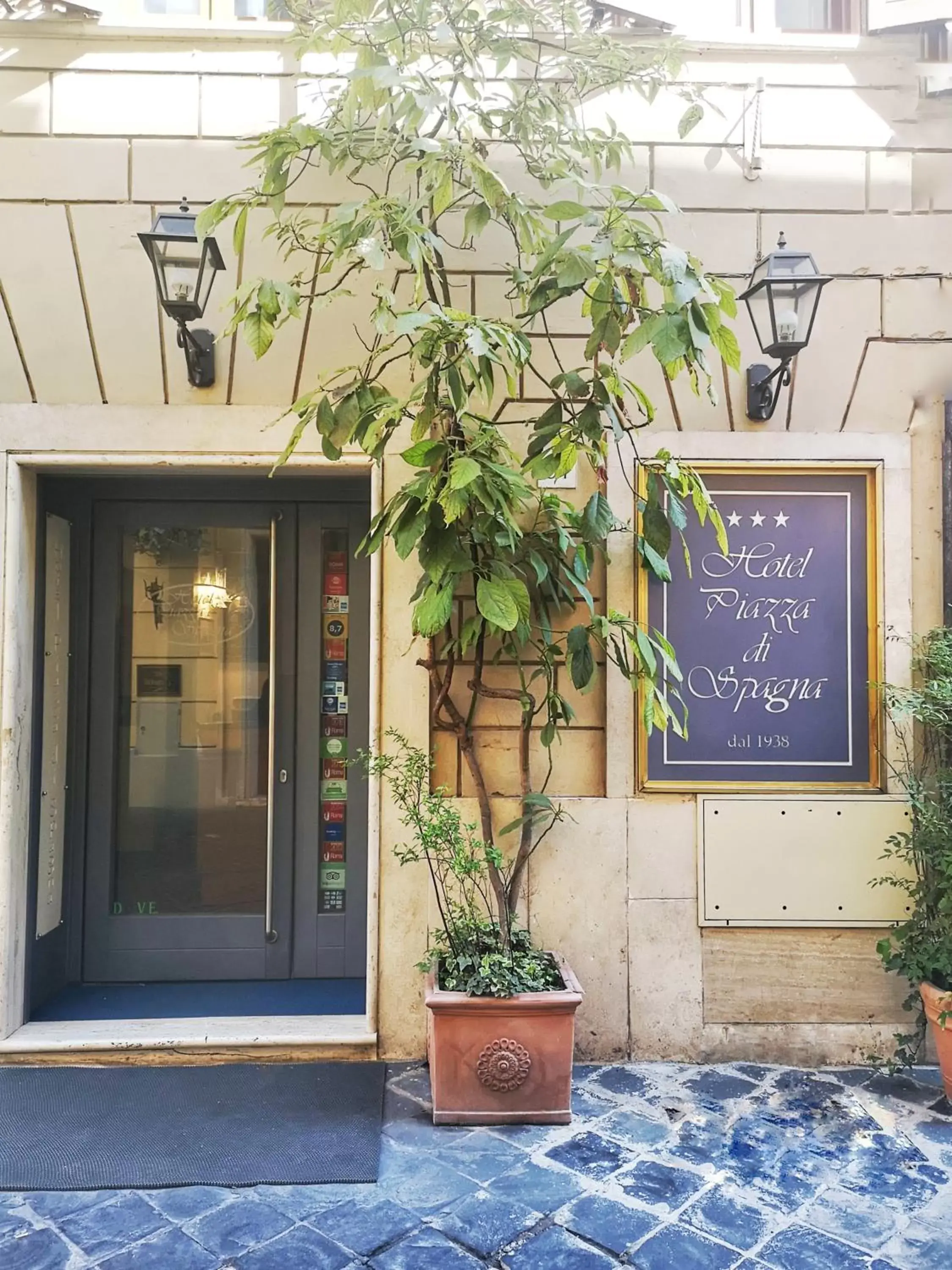 Facade/entrance in Hotel Piazza Di Spagna
