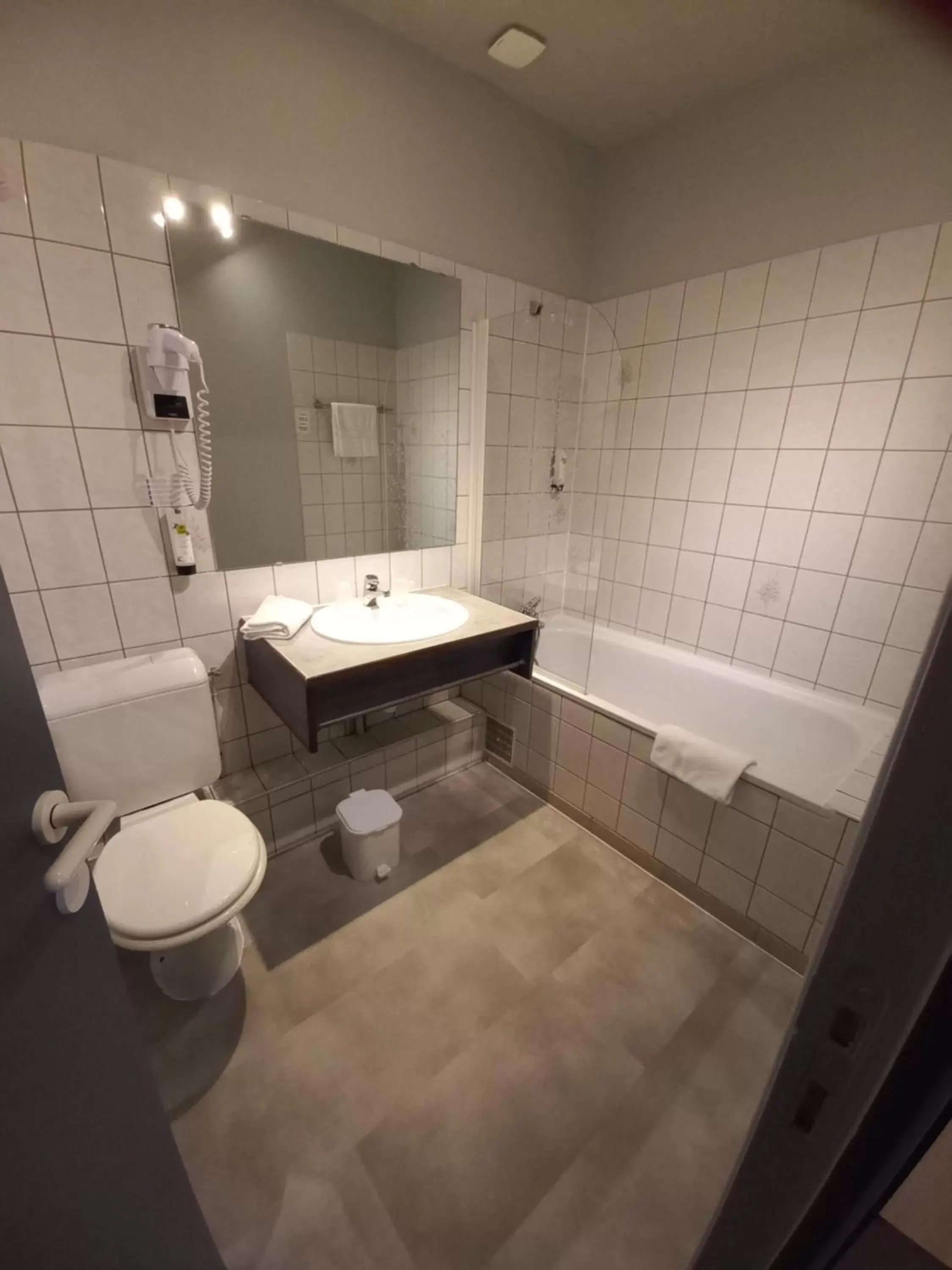 Bathroom in Hôtel La Résidence