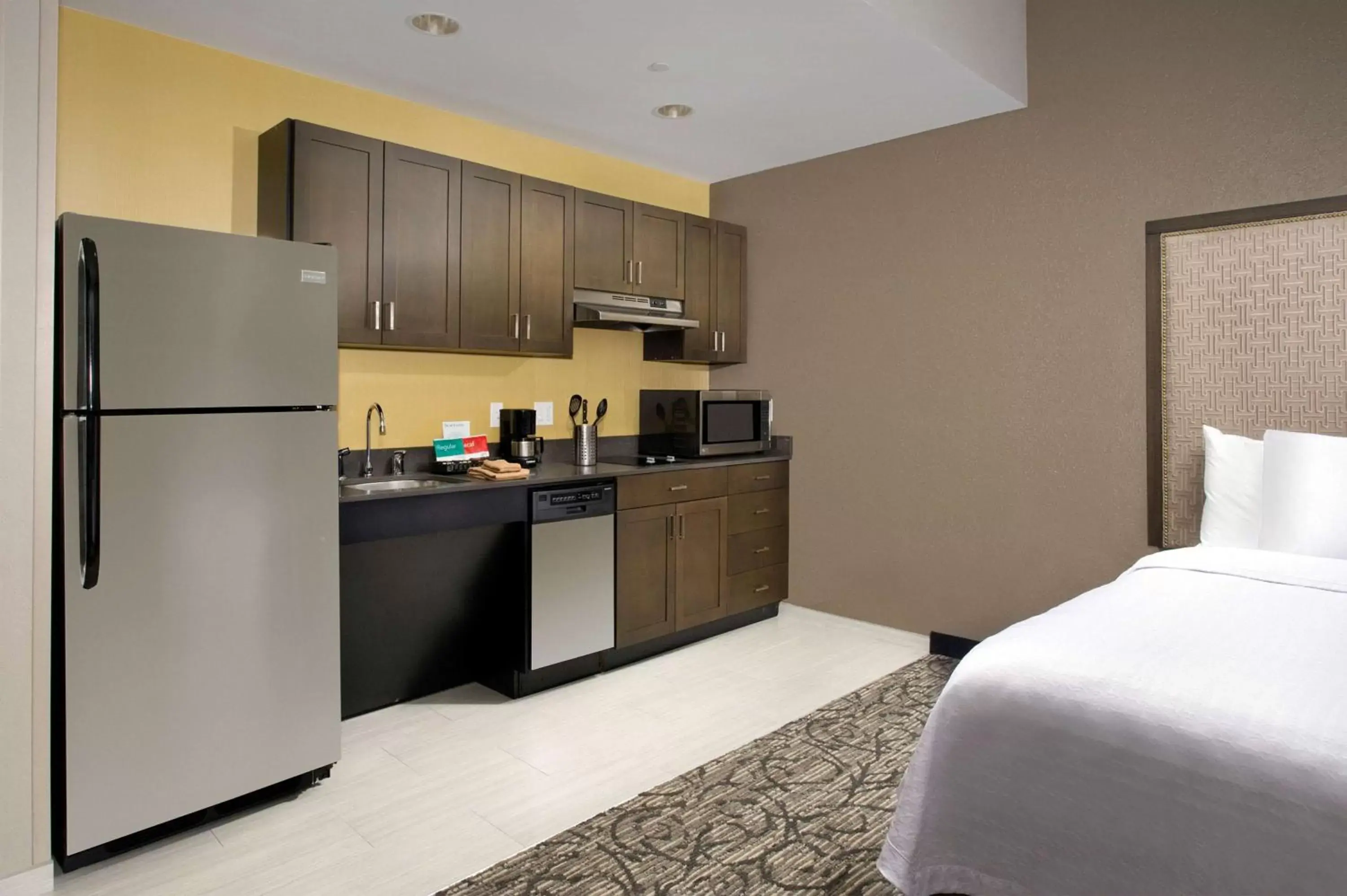 Bedroom, Kitchen/Kitchenette in Homewood Suites by Hilton Miami Downtown/Brickell