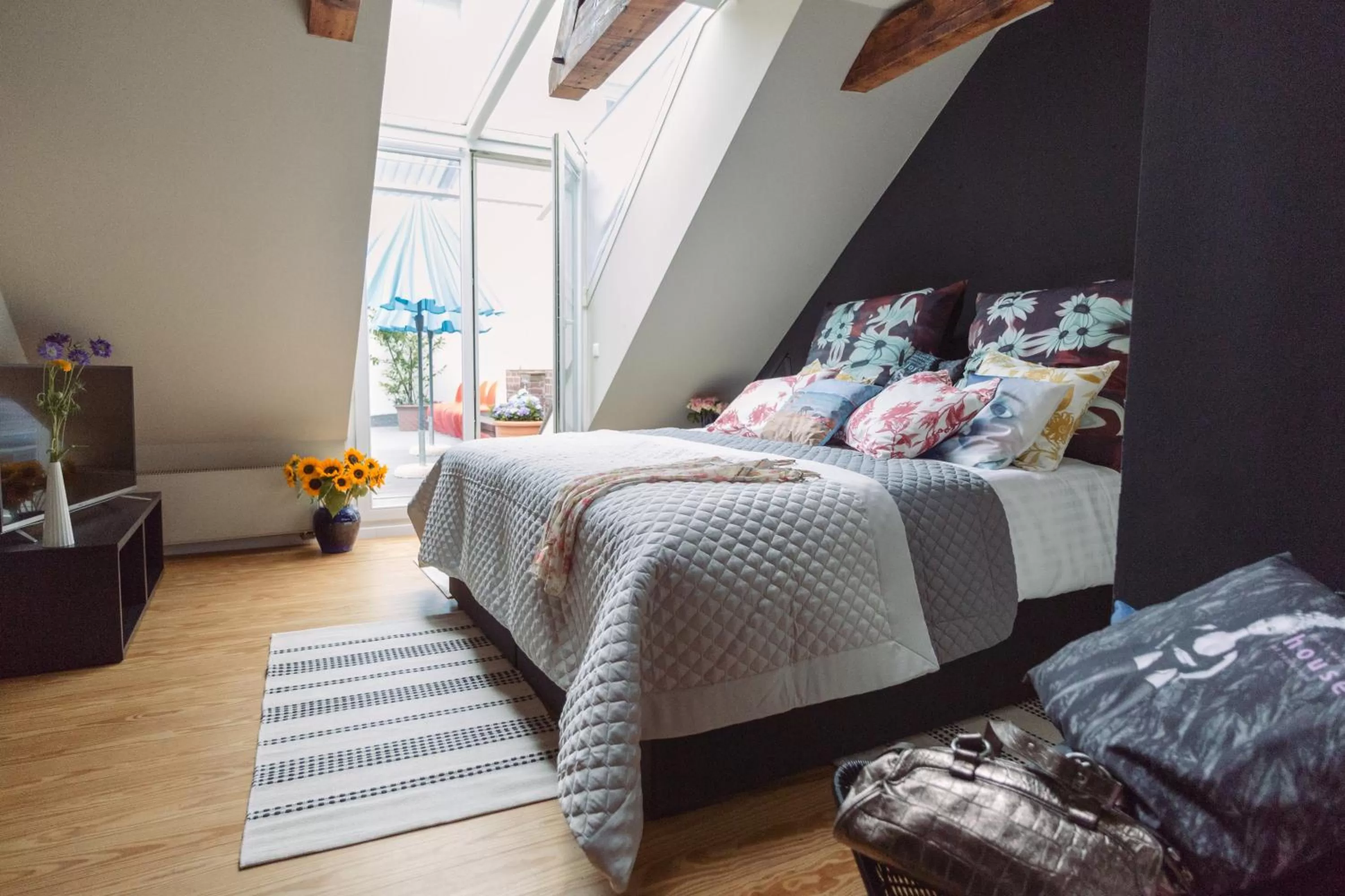 Photo of the whole room, Bed in Central Hotel bel étage