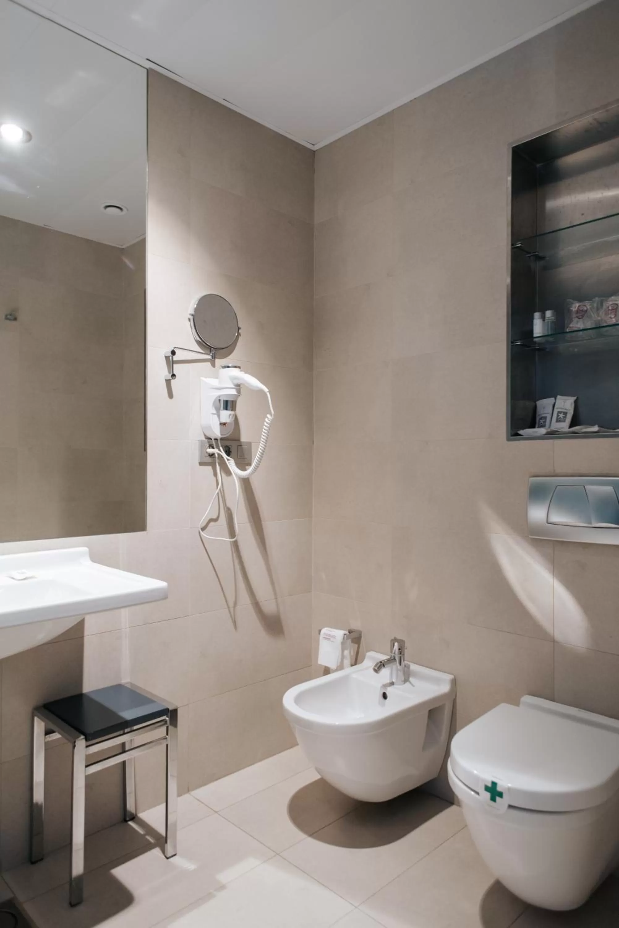 Toilet in Hotel Neptuno Playa & Spa