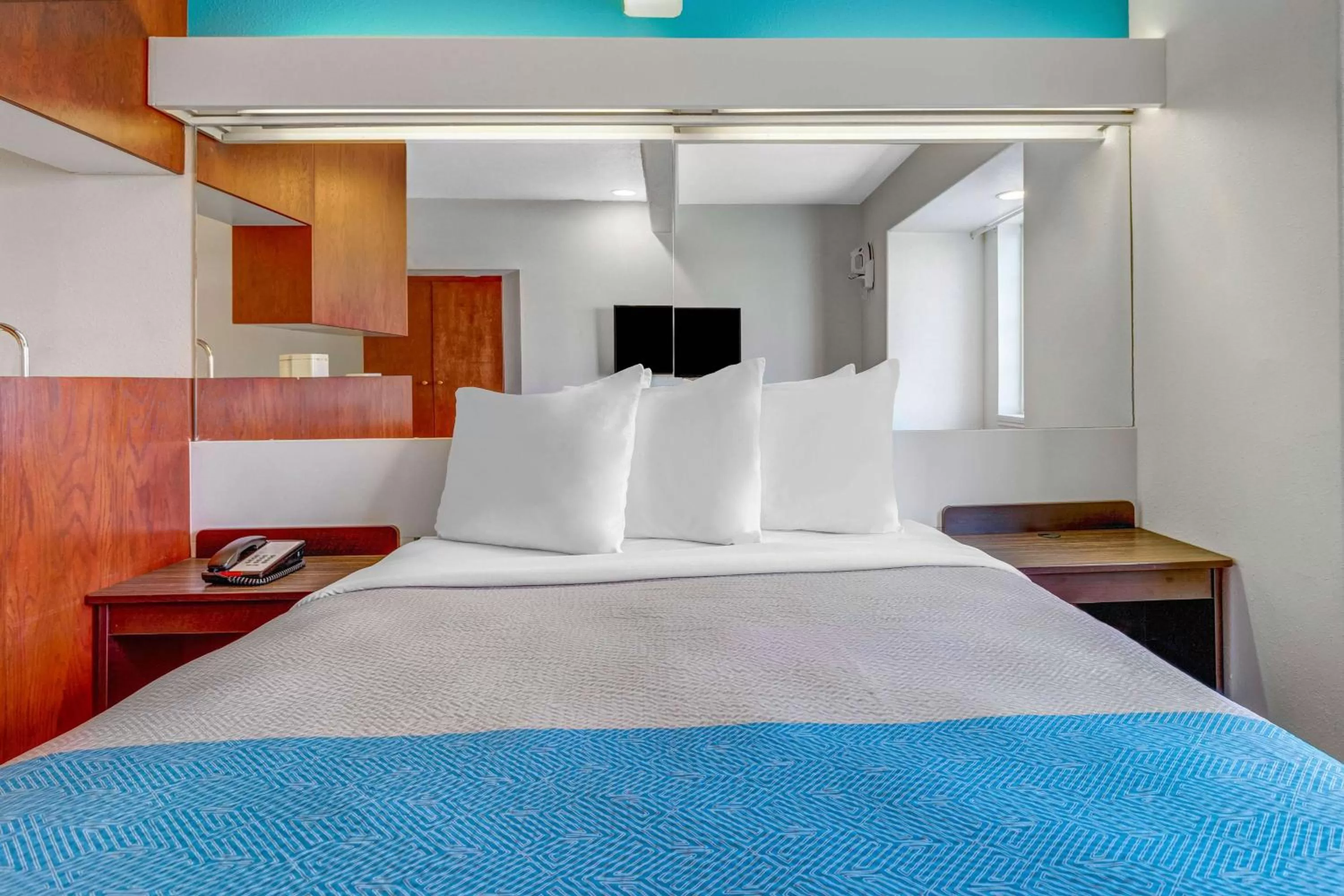 Photo of the whole room, Bed in Motel 6-Idaho Falls, ID - Snake River