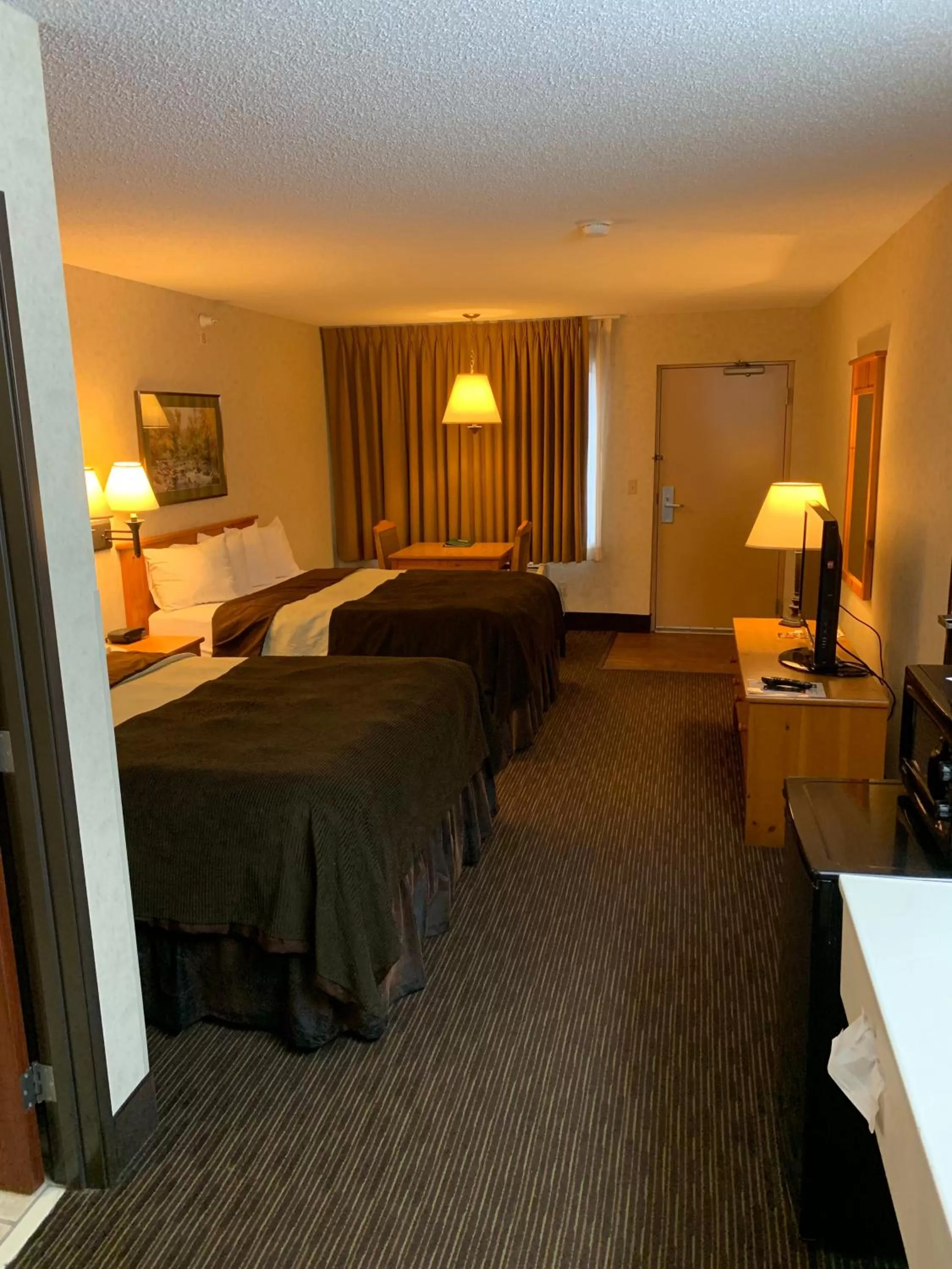 Photo of the whole room, Bed in Kelly Inn and Suites Mitchell