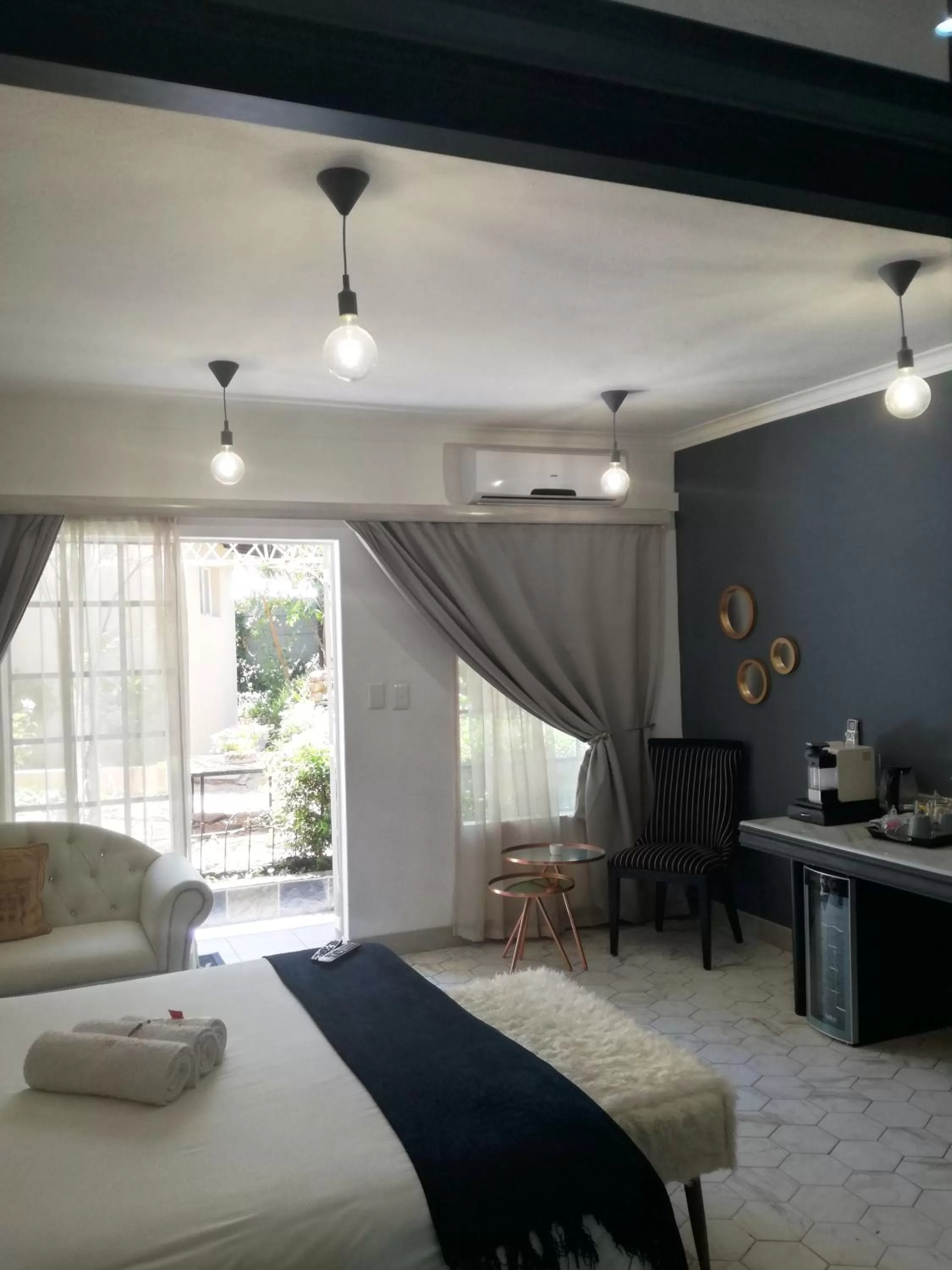 Photo of the whole room, Bed in Bri-Shel Manor B&B