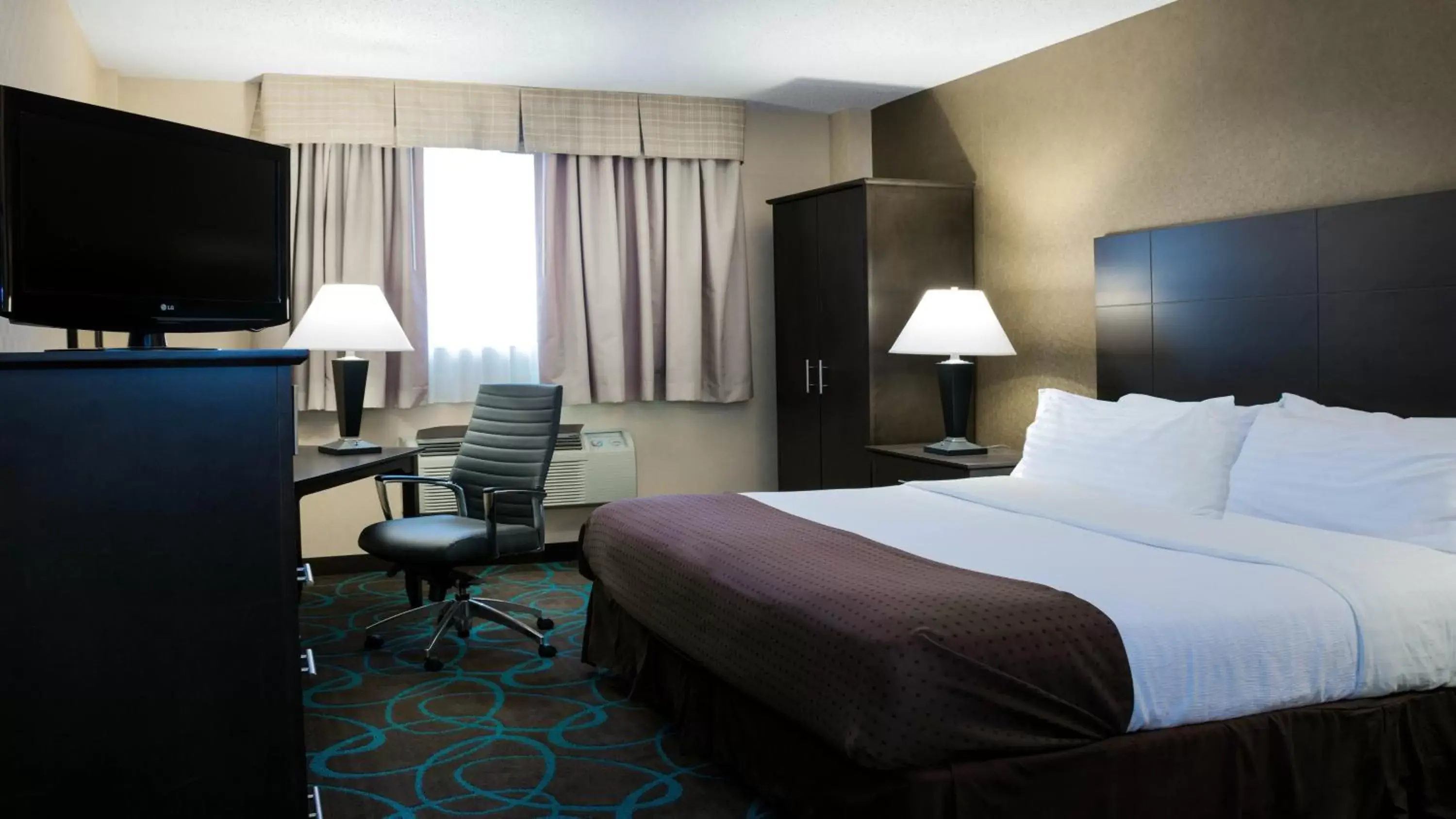 King Room - Disability Access with Tub - Non-Smoking in Holiday Inn Niagara Falls-Scenic Downtown, an IHG Hotel King Room - Disability Access with Tub - Non-Smoking in Holiday Inn Niagara Falls-Scenic Downtown, an IHG Hotel