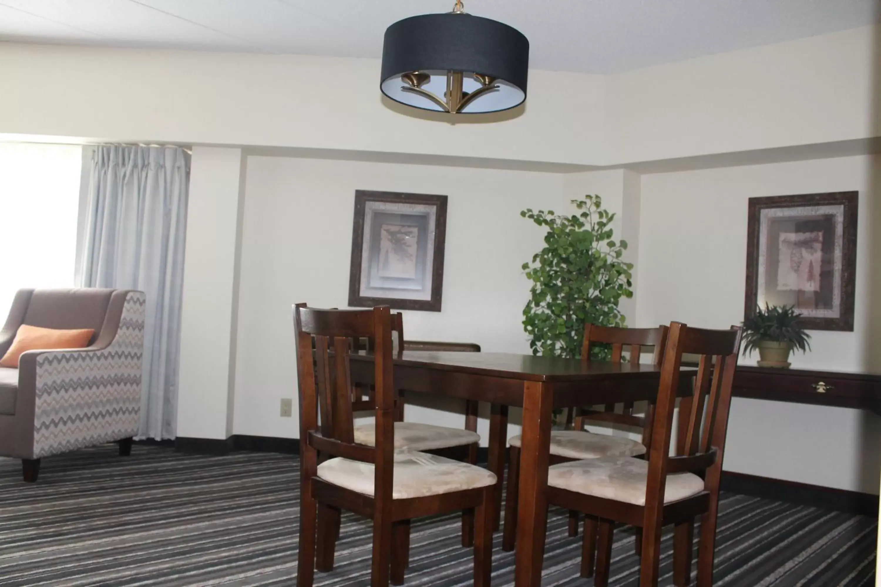 Seating area, Dining Area in Crossroads Hotel and Huron Event Center