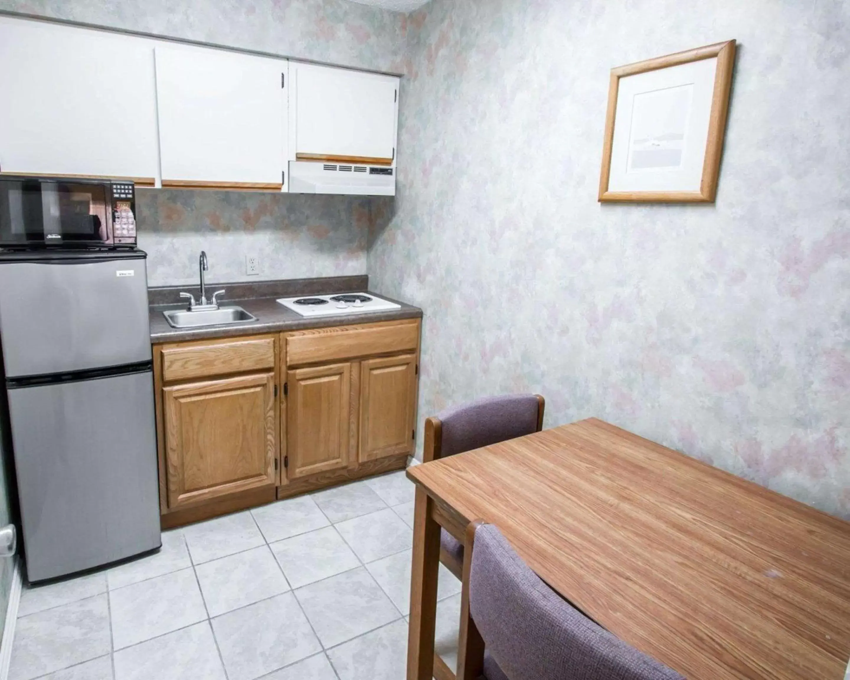 Photo of the whole room, Kitchen/Kitchenette in Quality Inn University