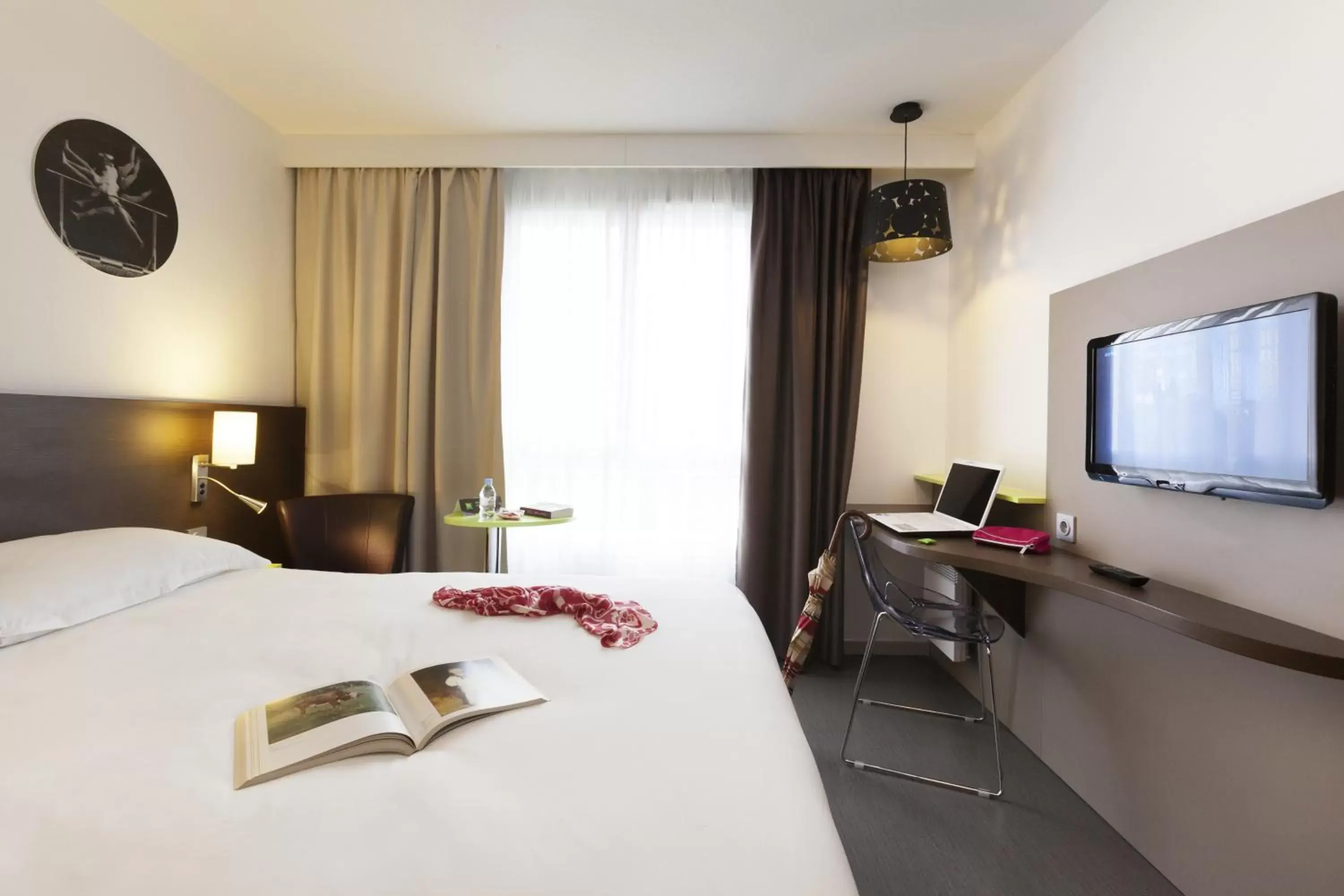 Photo of the whole room, TV/Entertainment Center in ibis Styles Beaune Centre