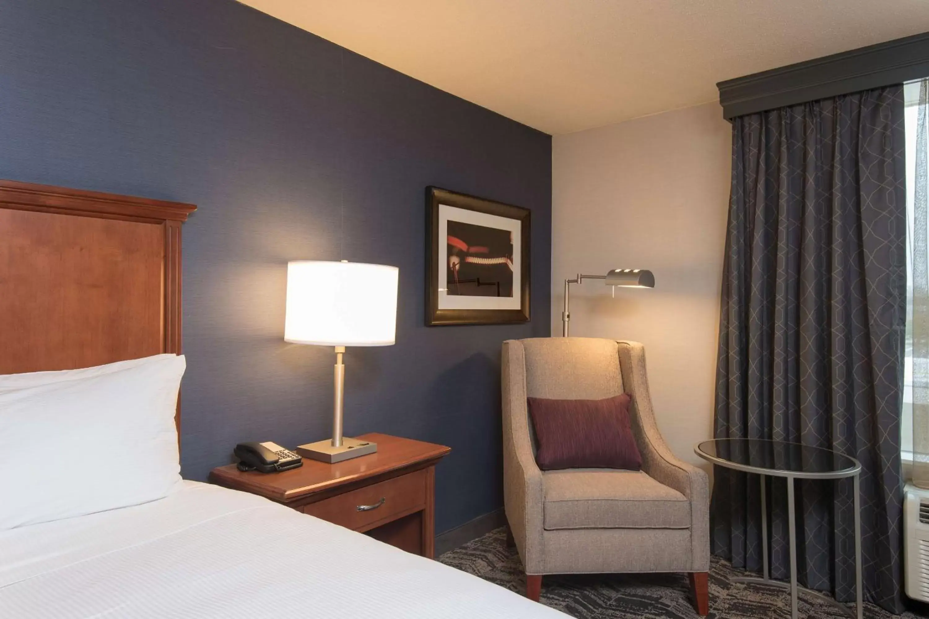 Living room, Bed in DoubleTree by Hilton Schenectady