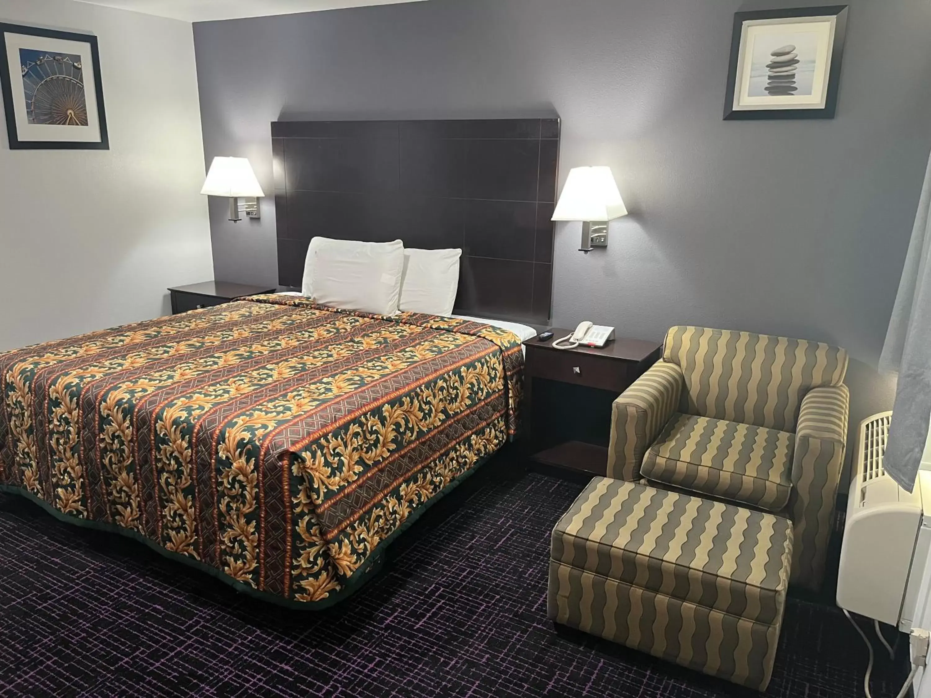 Bed in Broadway Inn Motel