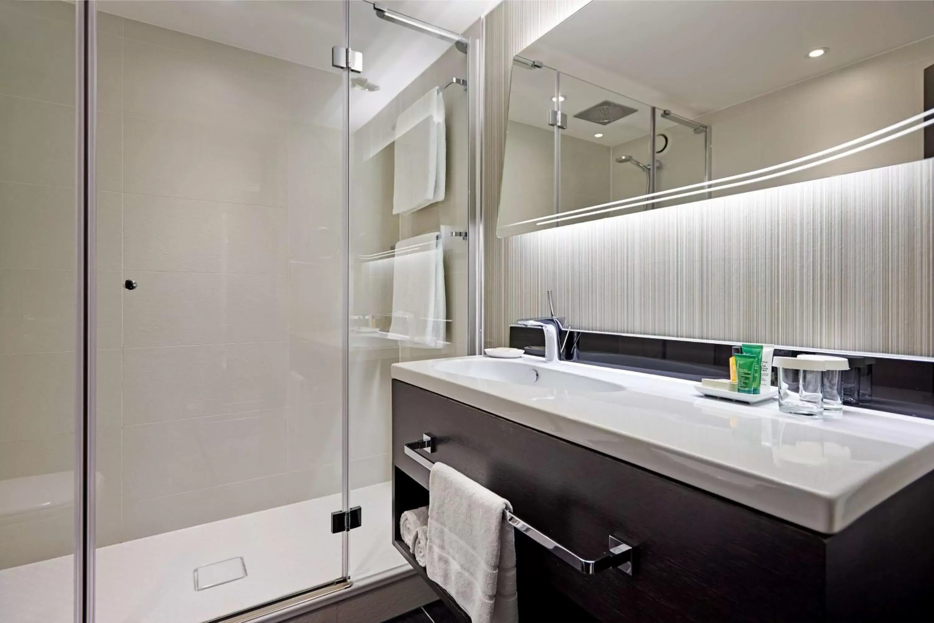 Bathroom in Hilton London Heathrow Airport