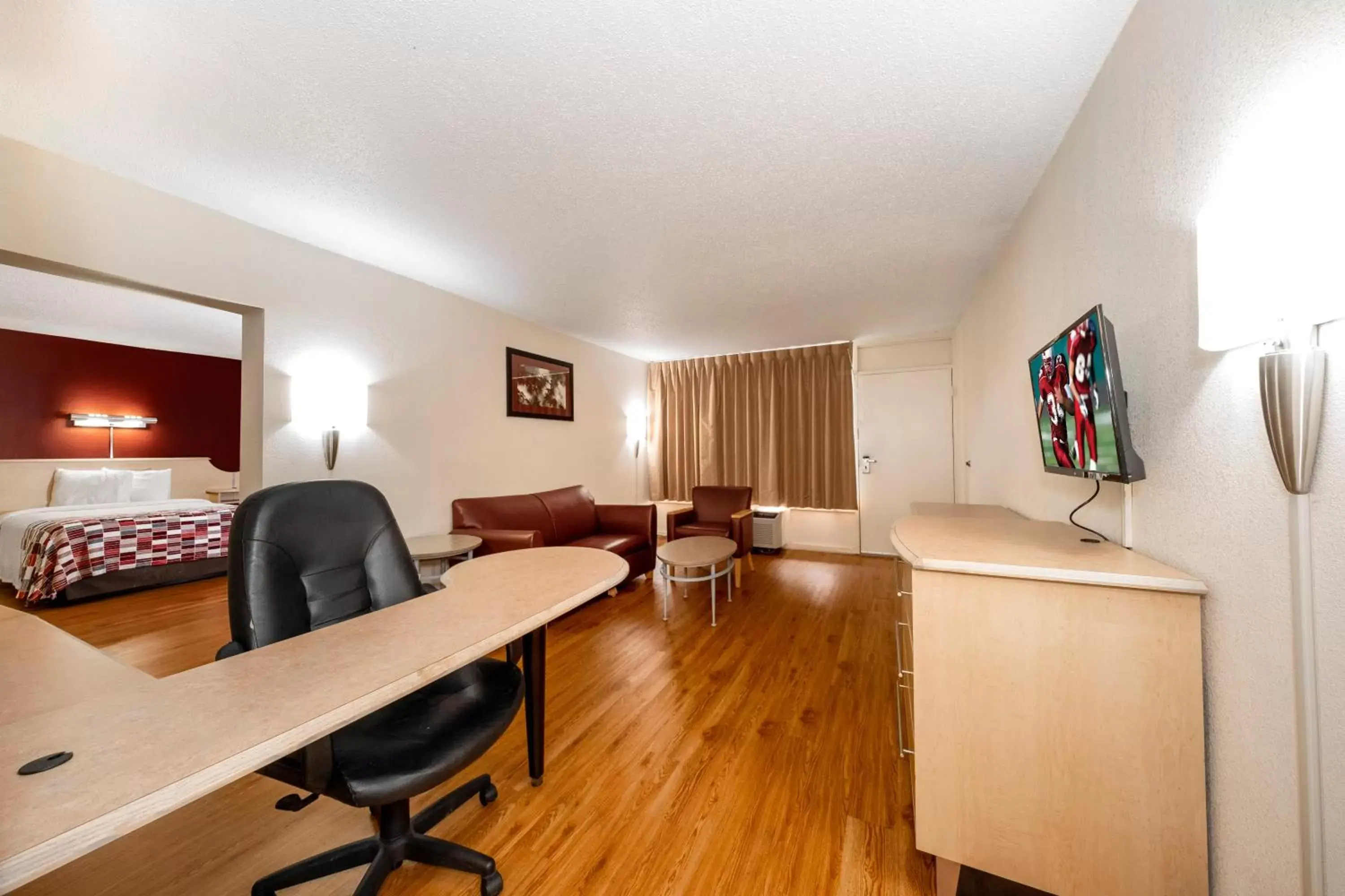 Photo of the whole room, Seating Area in Red Roof Inn & Suites Wytheville