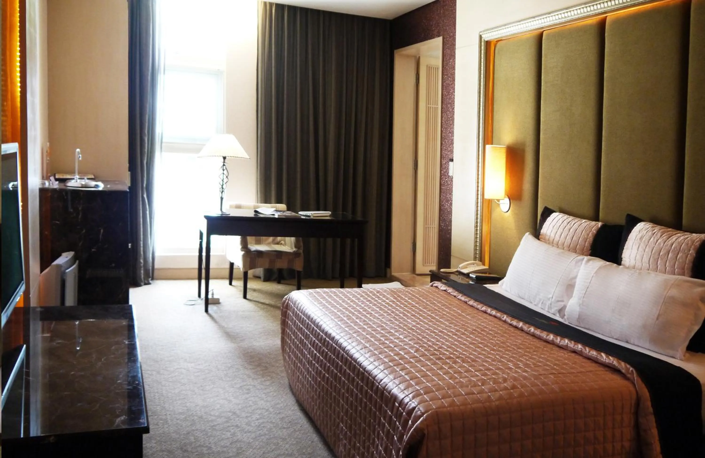 Bedroom, Bed in Dongfeng Motel