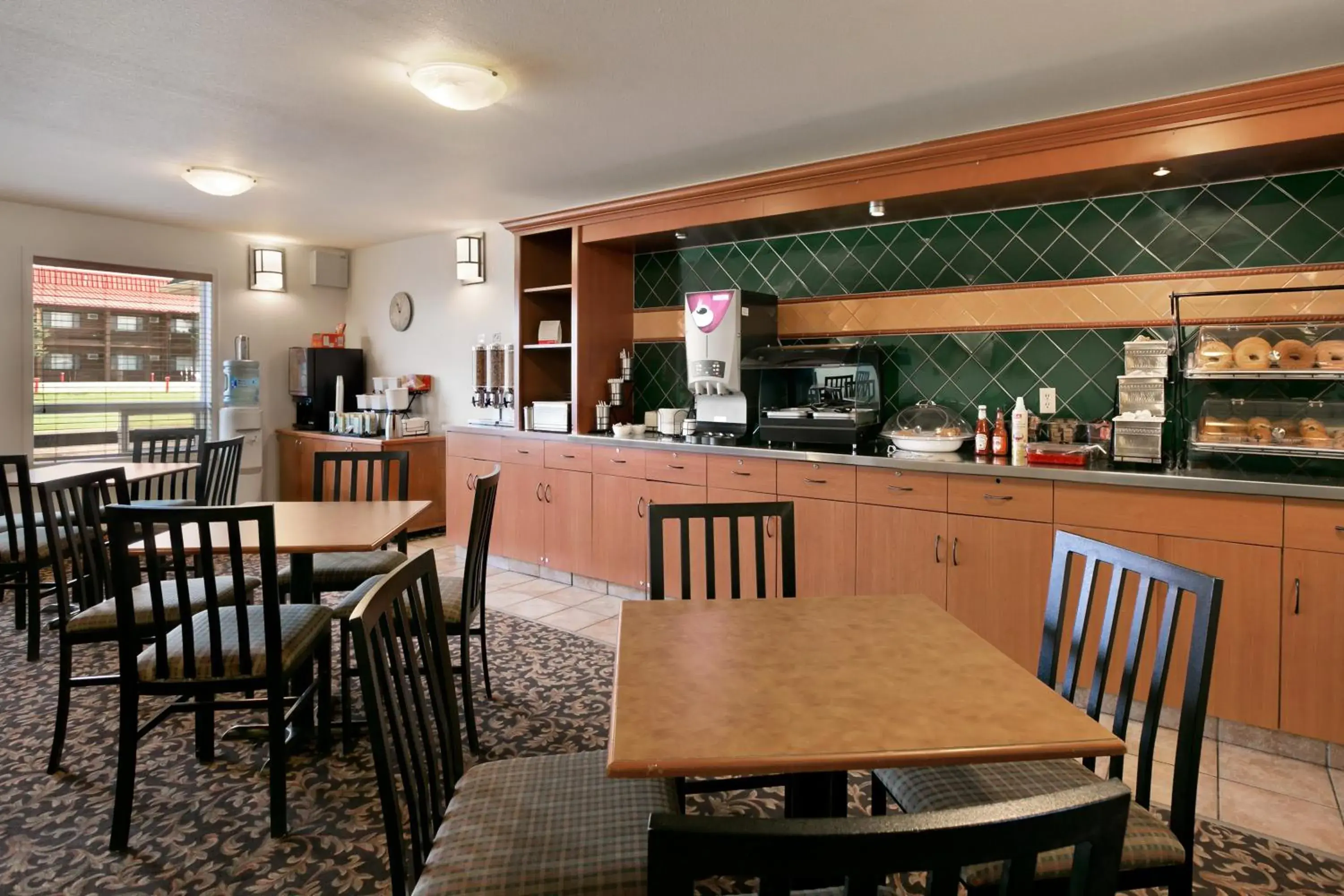 Restaurant/Places to Eat in Super 8 by Wyndham Slave Lake AB