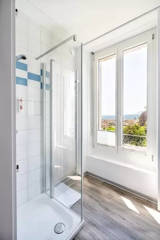 Bathroom in Hôtel Alpes & Lac